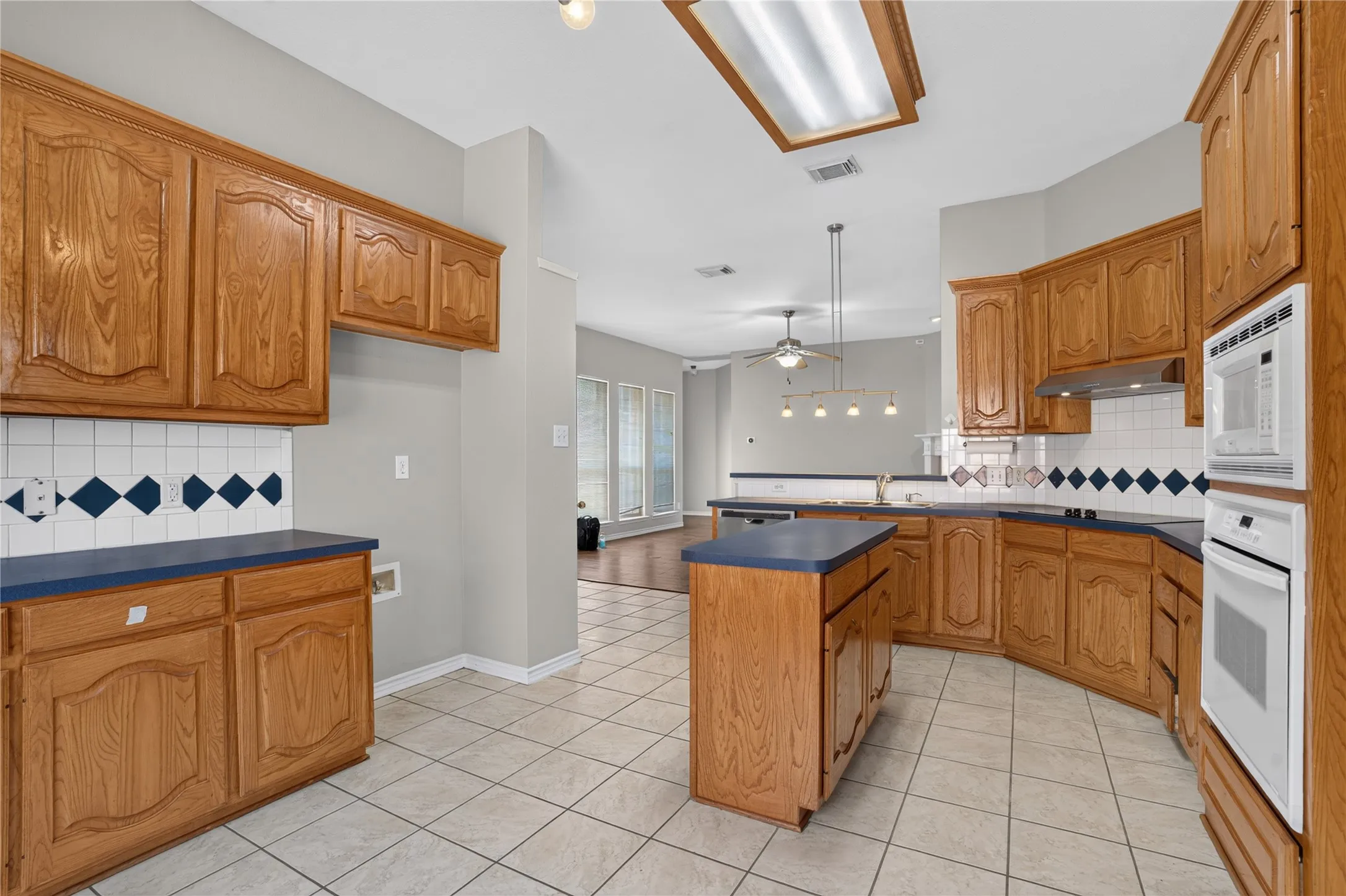 Single Family Residence For Rent in Denton County , 3711 Musketeer Drive, Frisco, Texas 75033, 4 Bedroom, 3 Bathroom, 2 Garage spaces, 2,338 Sqft, built in 2003, mls#21386607, Real Estate Agent in Frisco, Homes For Rent in Denton county, Homes For Rent in Frisco, Realtor in Frisco Texas, Real Estate Brokerage Independent Realty Texas, Luminita Cordes Realtor