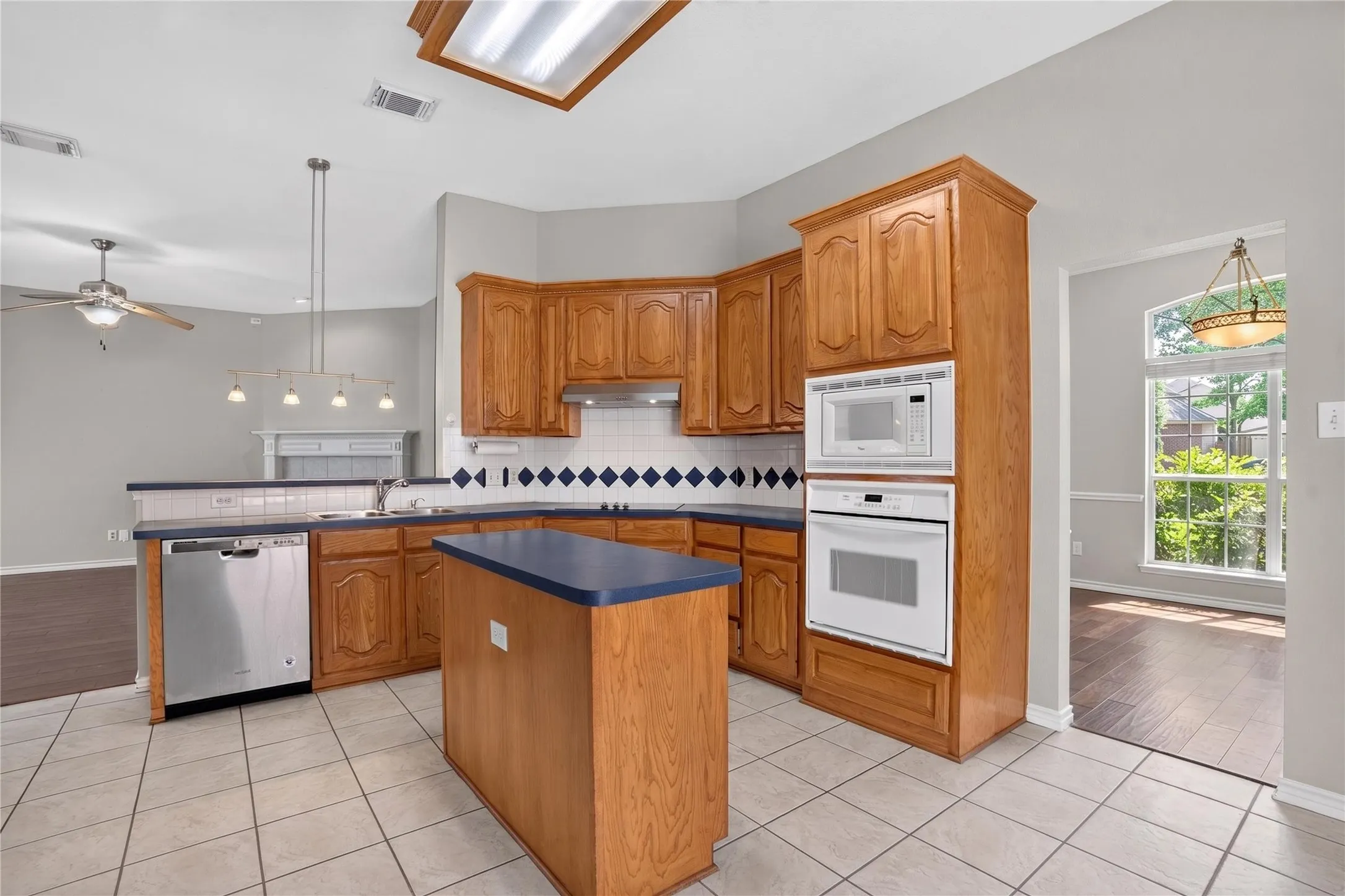 Single Family Residence For Rent in Denton County , 3711 Musketeer Drive, Frisco, Texas 75033, 4 Bedroom, 3 Bathroom, 2 Garage spaces, 2,338 Sqft, built in 2003, mls#21386607, Real Estate Agent in Frisco, Homes For Rent in Denton county, Homes For Rent in Frisco, Realtor in Frisco Texas, Real Estate Brokerage Independent Realty Texas, Luminita Cordes Realtor