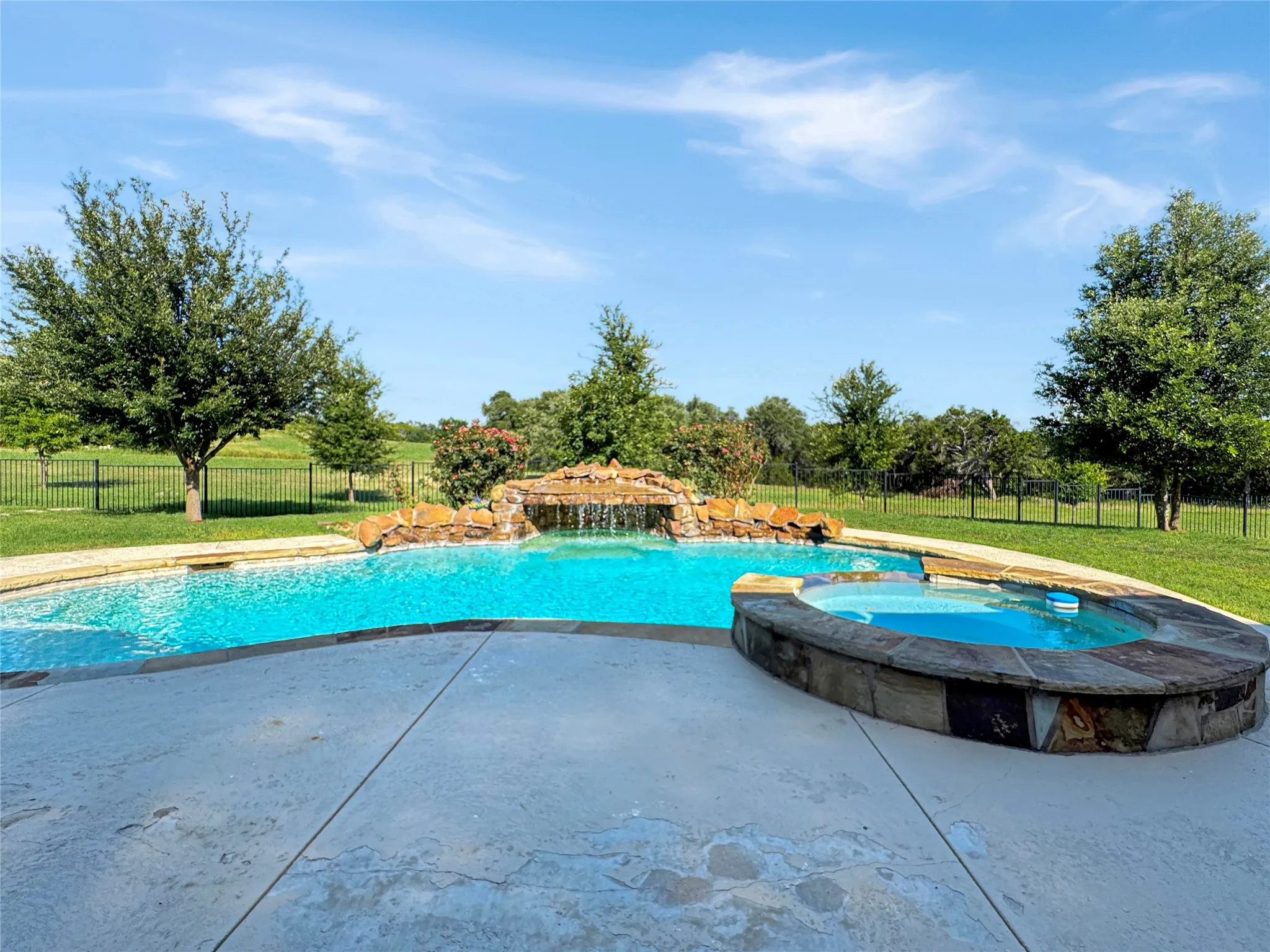 Single Family Residence For Sale in Johnson County , 6509 Ladybank Court W, Cleburne, Texas 76033, 3 Bedroom, 3 Bathroom, 3 Garage spaces, 3,009 Sqft, built in 2012, mls#21386622, Real Estate Agent in Cleburne, Homes For Sale in Johnson county, Homes For Sale in Cleburne, Realtor in Cleburne Texas, Real Estate Brokerage Independent Realty Texas, Luminita Cordes Realtor