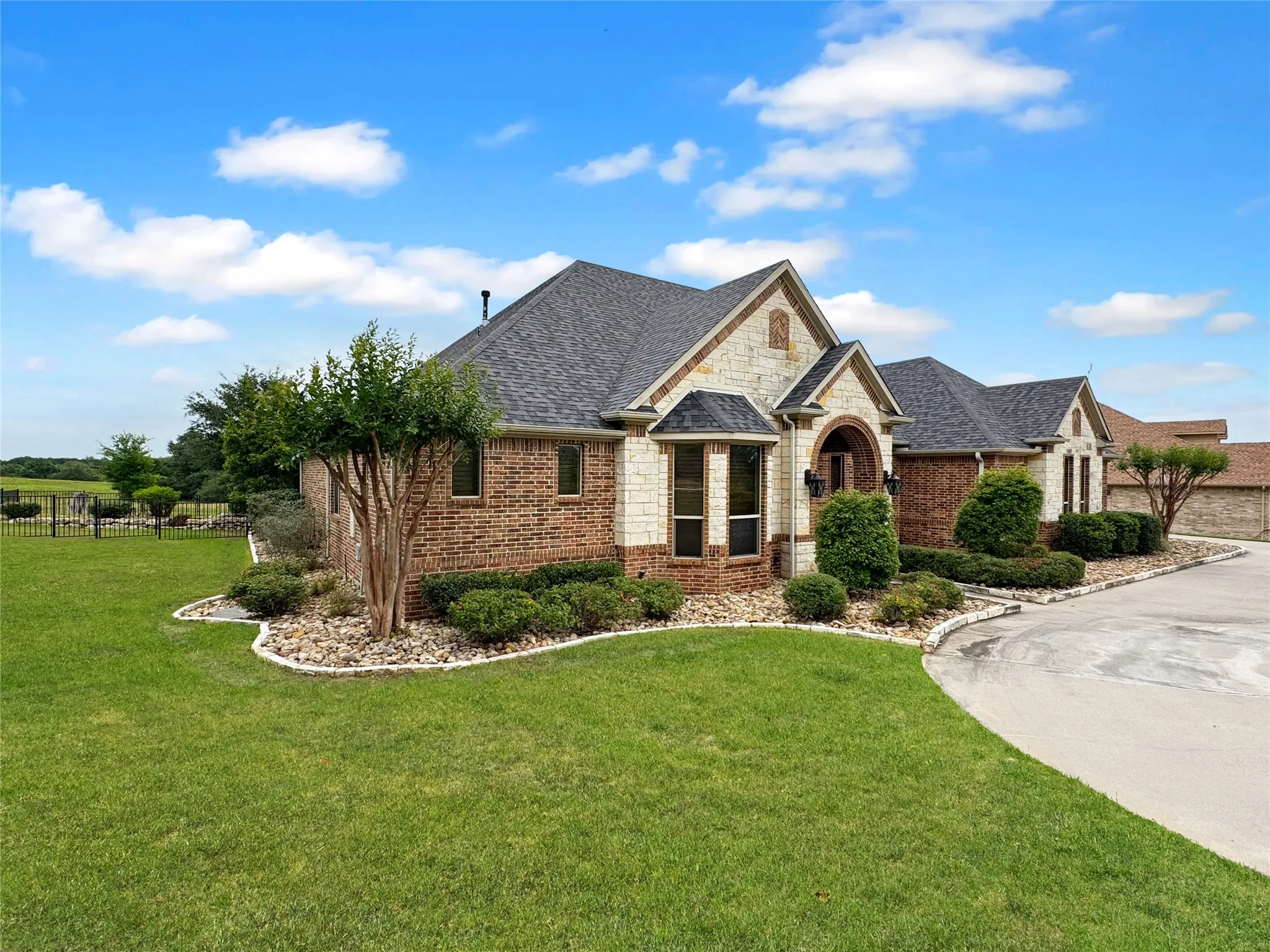 Single Family Residence For Sale in Johnson County , 6509 Ladybank Court W, Cleburne, Texas 76033, 3 Bedroom, 3 Bathroom, 3 Garage spaces, 3,009 Sqft, built in 2012, mls#21386622, Real Estate Agent in Cleburne, Homes For Sale in Johnson county, Homes For Sale in Cleburne, Realtor in Cleburne Texas, Real Estate Brokerage Independent Realty Texas, Luminita Cordes Realtor