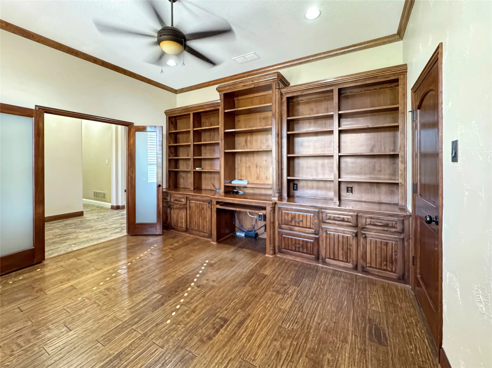 Single Family Residence For Sale in Johnson County , 6509 Ladybank Court W, Cleburne, Texas 76033, 3 Bedroom, 3 Bathroom, 3 Garage spaces, 3,009 Sqft, built in 2012, mls#21386622, Real Estate Agent in Cleburne, Homes For Sale in Johnson county, Homes For Sale in Cleburne, Realtor in Cleburne Texas, Real Estate Brokerage Independent Realty Texas, Luminita Cordes Realtor