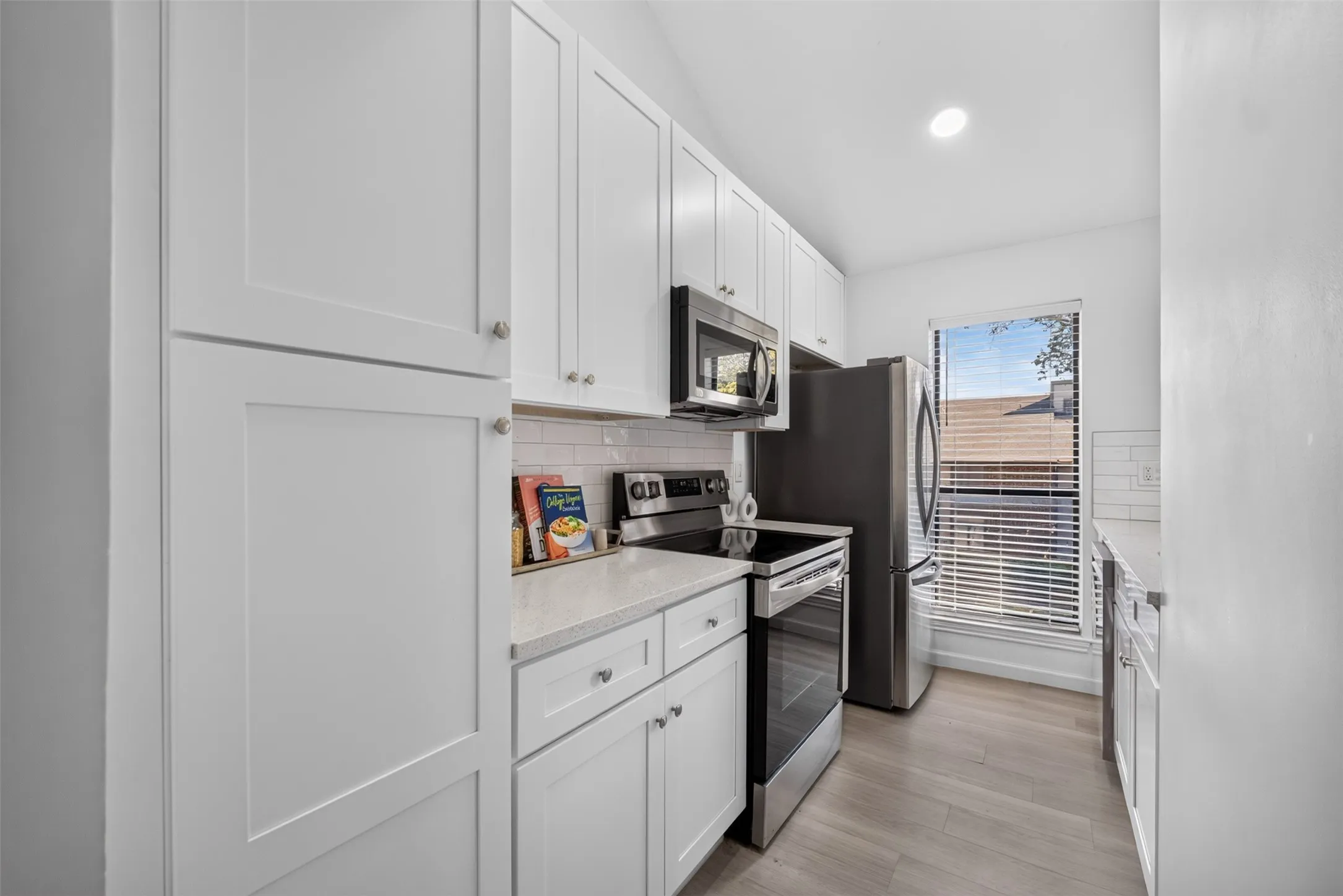 Condominium For Sale in Dallas County , 7522 Holly Hill Drive 8, Dallas, Texas 75231, 1 Bedroom, 1 Bathroom, Garage spaces, 736 Sqft, built in 1979, mls#21386312, Real Estate Agent in Dallas, Homes For Sale in Dallas county, Homes For Sale in Dallas, Realtor in Dallas Texas, Real Estate Brokerage Independent Realty Texas, Luminita Cordes Realtor