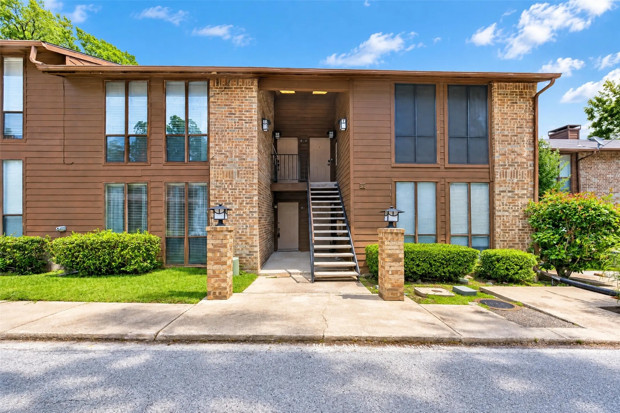 Condominium For Sale in Dallas County , 7522 Holly Hill Drive 8, Dallas, Texas 75231, 1 Bedroom, 1 Bathroom, Garage spaces, 736 Sqft, built in 1979, mls#21386312, Real Estate Agent in Dallas, Homes For Sale in Dallas county, Homes For Sale in Dallas, Realtor in Dallas Texas, Real Estate Brokerage Independent Realty Texas, Luminita Cordes Realtor