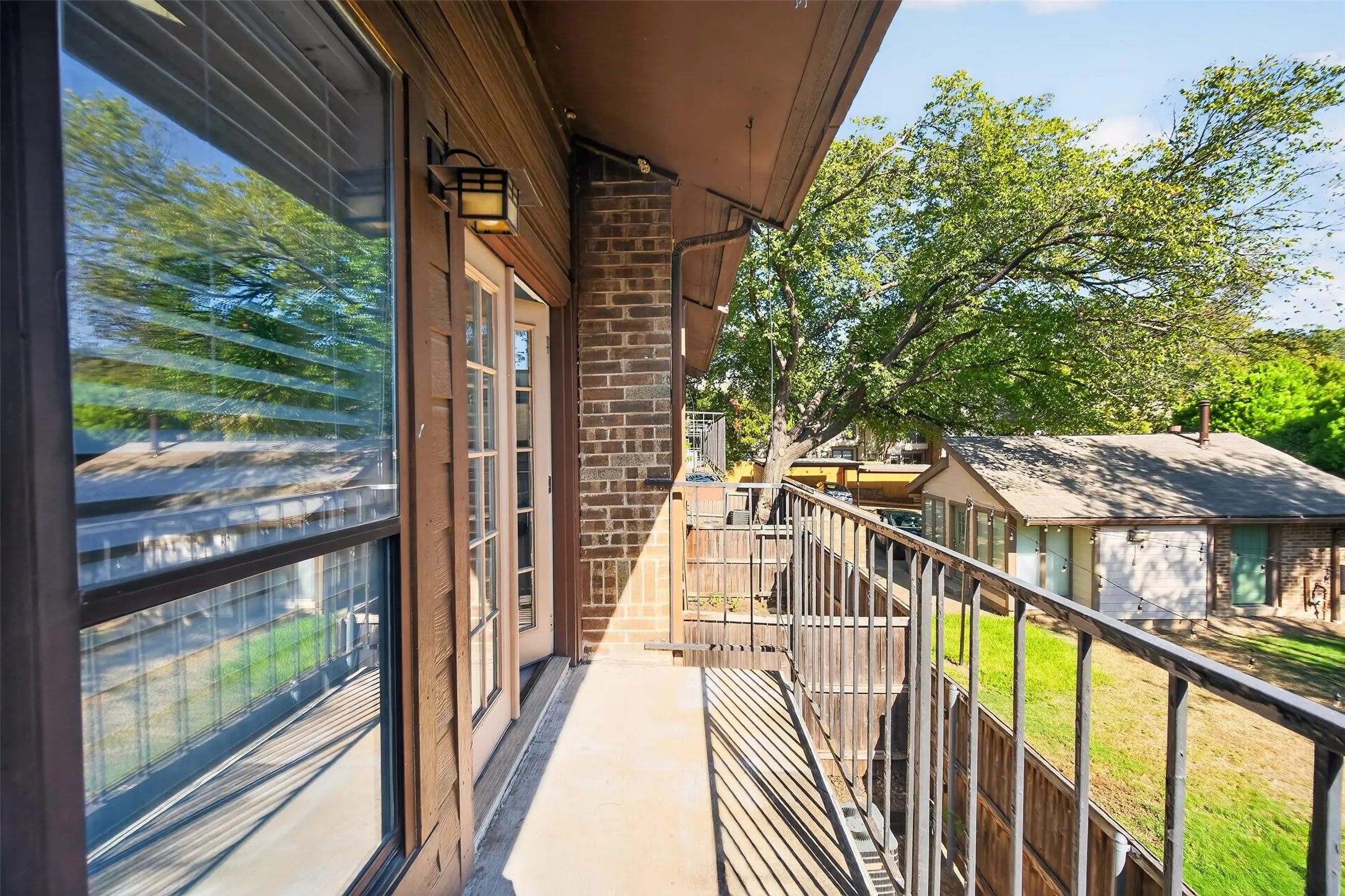 Condominium For Sale in Dallas County , 7522 Holly Hill Drive 8, Dallas, Texas 75231, 1 Bedroom, 1 Bathroom, Garage spaces, 736 Sqft, built in 1979, mls#21386312, Real Estate Agent in Dallas, Homes For Sale in Dallas county, Homes For Sale in Dallas, Realtor in Dallas Texas, Real Estate Brokerage Independent Realty Texas, Luminita Cordes Realtor