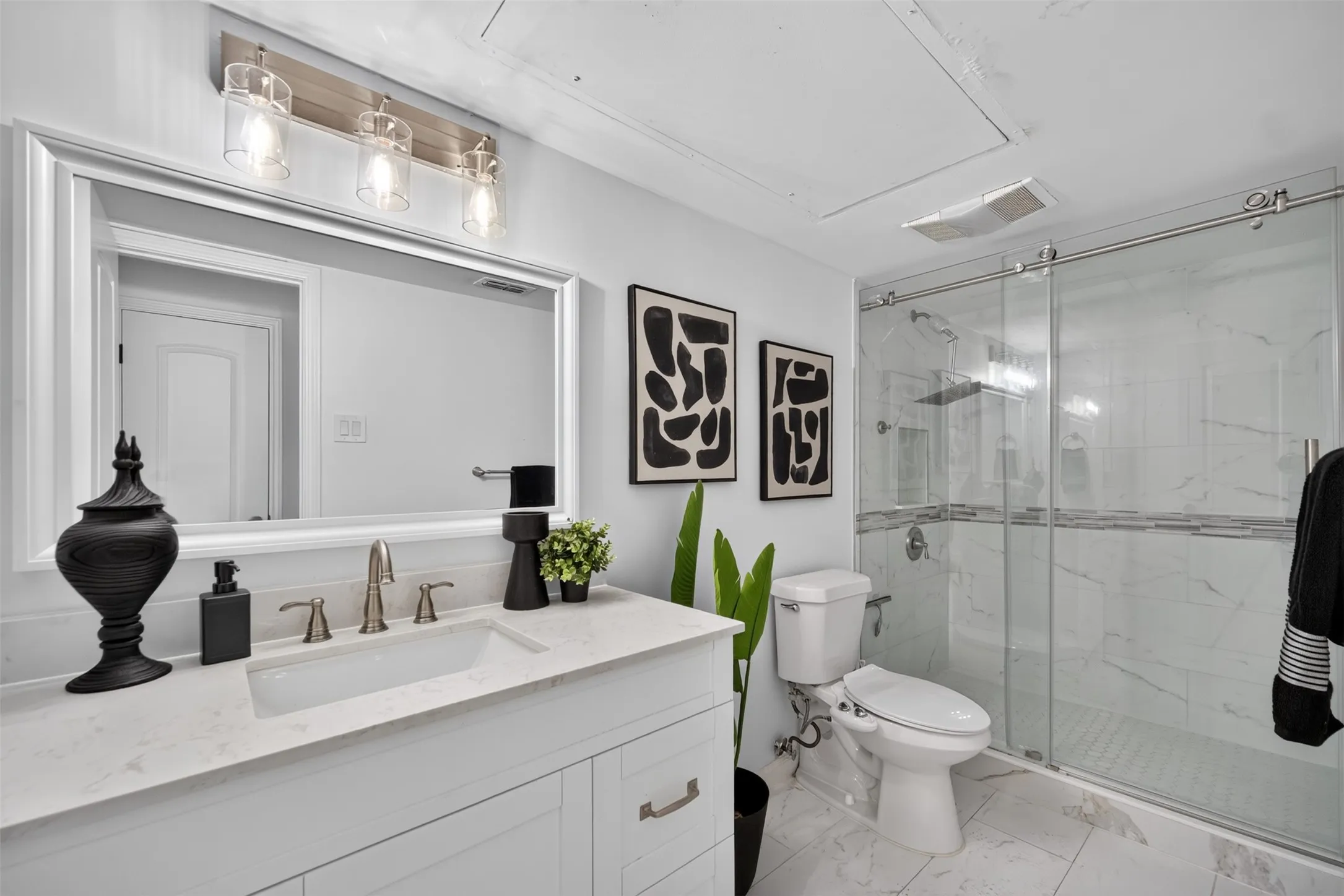 Condominium For Sale in Dallas County , 7522 Holly Hill Drive 8, Dallas, Texas 75231, 1 Bedroom, 1 Bathroom, Garage spaces, 736 Sqft, built in 1979, mls#21386312, Real Estate Agent in Dallas, Homes For Sale in Dallas county, Homes For Sale in Dallas, Realtor in Dallas Texas, Real Estate Brokerage Independent Realty Texas, Luminita Cordes Realtor