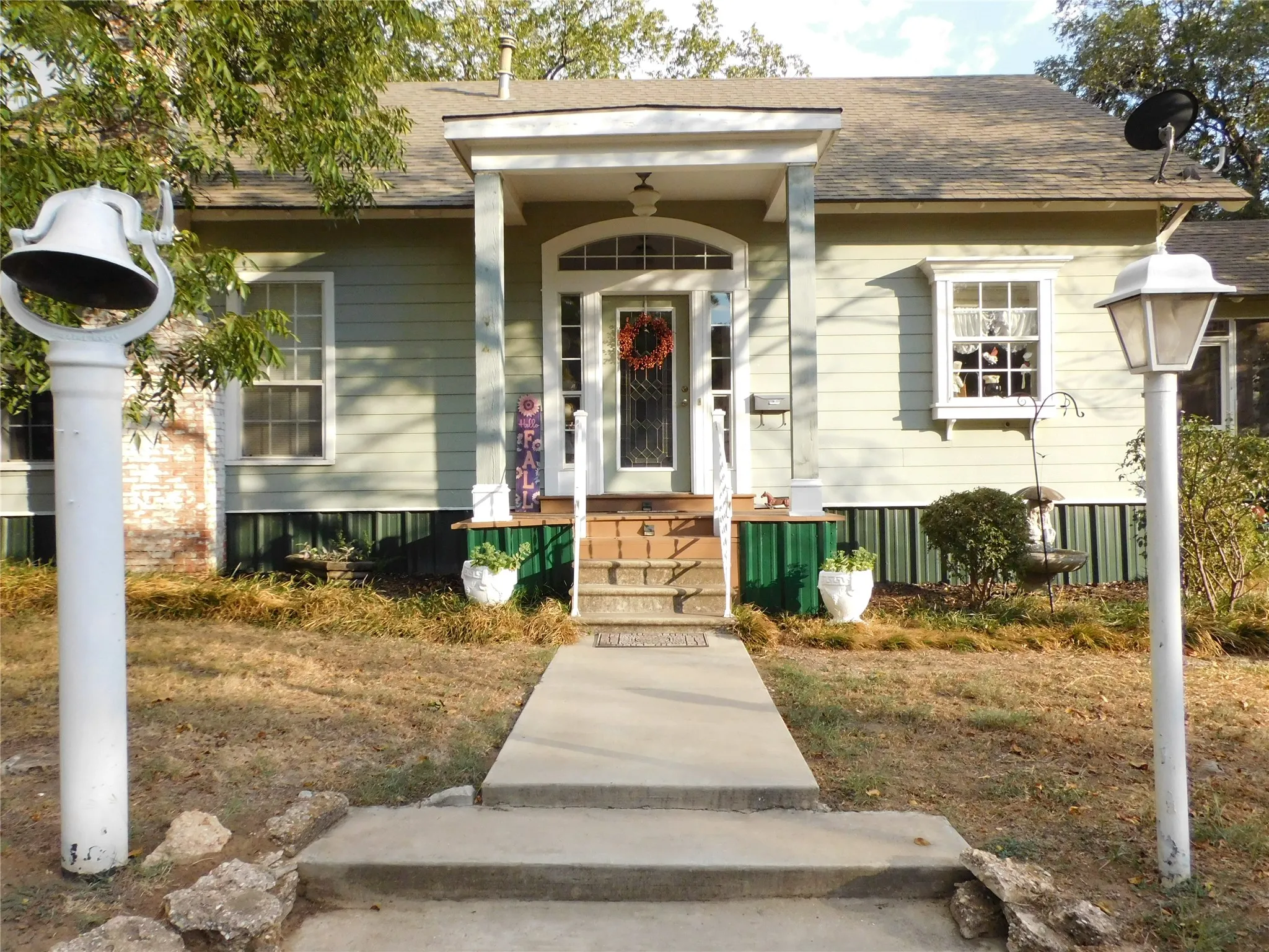 Single Family Residence For Sale in Hill County , 707 N Magnolia Avenue, Hubbard, Texas 76648, 2 Bedroom, 2 Bathroom, 1 Garage spaces, 1,328 Sqft, built in 1910, mls#21386617, Real Estate Agent in Hubbard, Homes For Sale in Hill county, Homes For Sale in Hubbard, Realtor in Hubbard Texas, Real Estate Brokerage Independent Realty Texas, Luminita Cordes Realtor