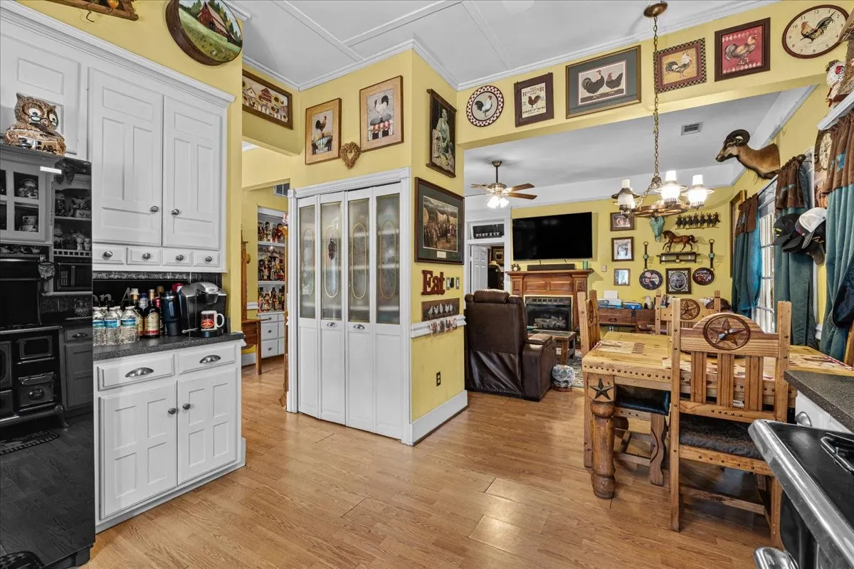 Single Family Residence For Sale in Hill County , 707 N Magnolia Avenue, Hubbard, Texas 76648, 2 Bedroom, 2 Bathroom, 1 Garage spaces, 1,328 Sqft, built in 1910, mls#21386617, Real Estate Agent in Hubbard, Homes For Sale in Hill county, Homes For Sale in Hubbard, Realtor in Hubbard Texas, Real Estate Brokerage Independent Realty Texas, Luminita Cordes Realtor