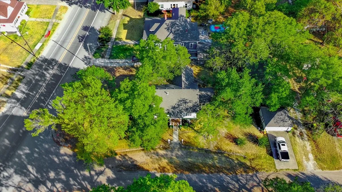 Single Family Residence For Sale in Hill County , 707 N Magnolia Avenue, Hubbard, Texas 76648, 2 Bedroom, 2 Bathroom, 1 Garage spaces, 1,328 Sqft, built in 1910, mls#21386617, Real Estate Agent in Hubbard, Homes For Sale in Hill county, Homes For Sale in Hubbard, Realtor in Hubbard Texas, Real Estate Brokerage Independent Realty Texas, Luminita Cordes Realtor