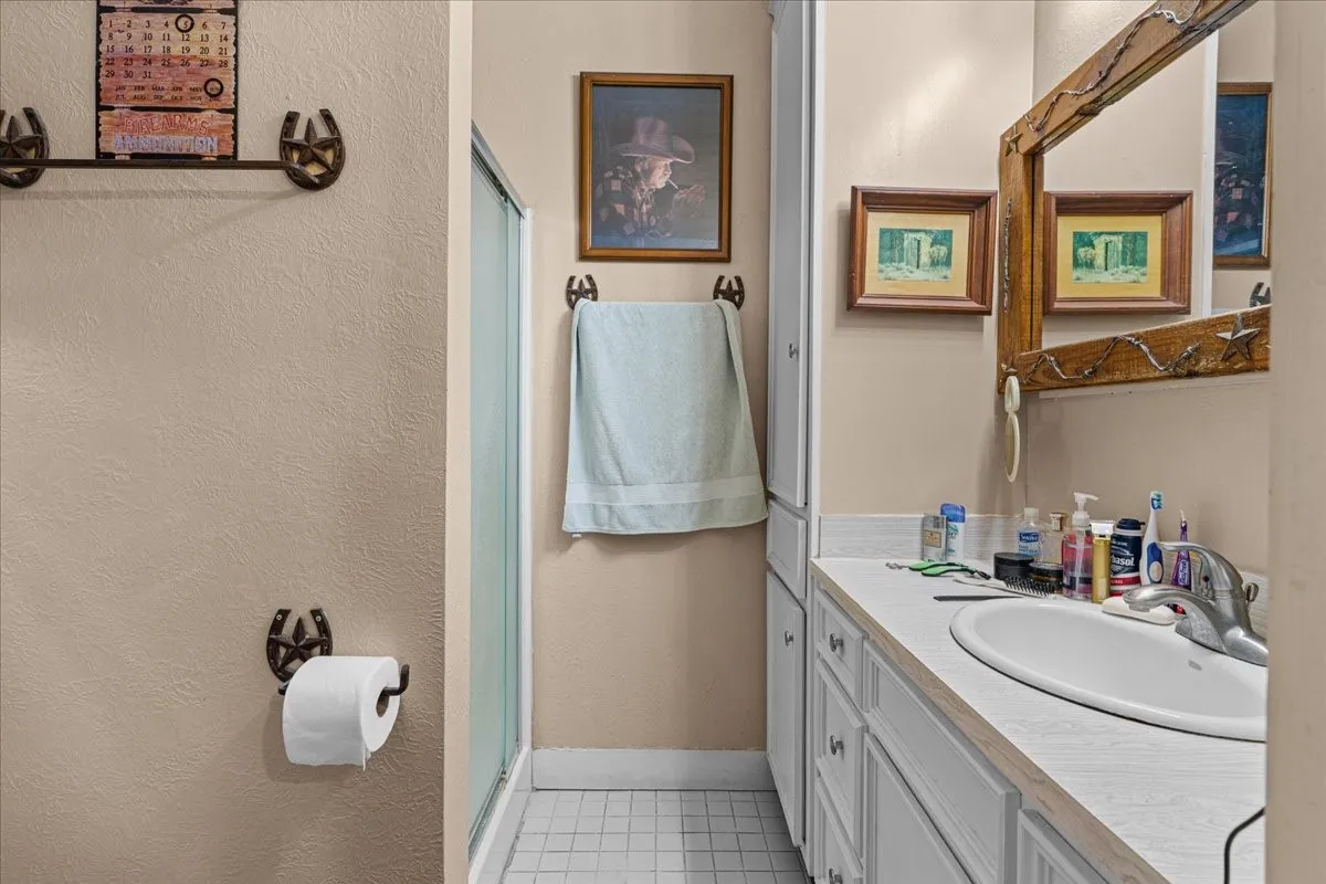 Single Family Residence For Sale in Hill County , 707 N Magnolia Avenue, Hubbard, Texas 76648, 2 Bedroom, 2 Bathroom, 1 Garage spaces, 1,328 Sqft, built in 1910, mls#21386617, Real Estate Agent in Hubbard, Homes For Sale in Hill county, Homes For Sale in Hubbard, Realtor in Hubbard Texas, Real Estate Brokerage Independent Realty Texas, Luminita Cordes Realtor