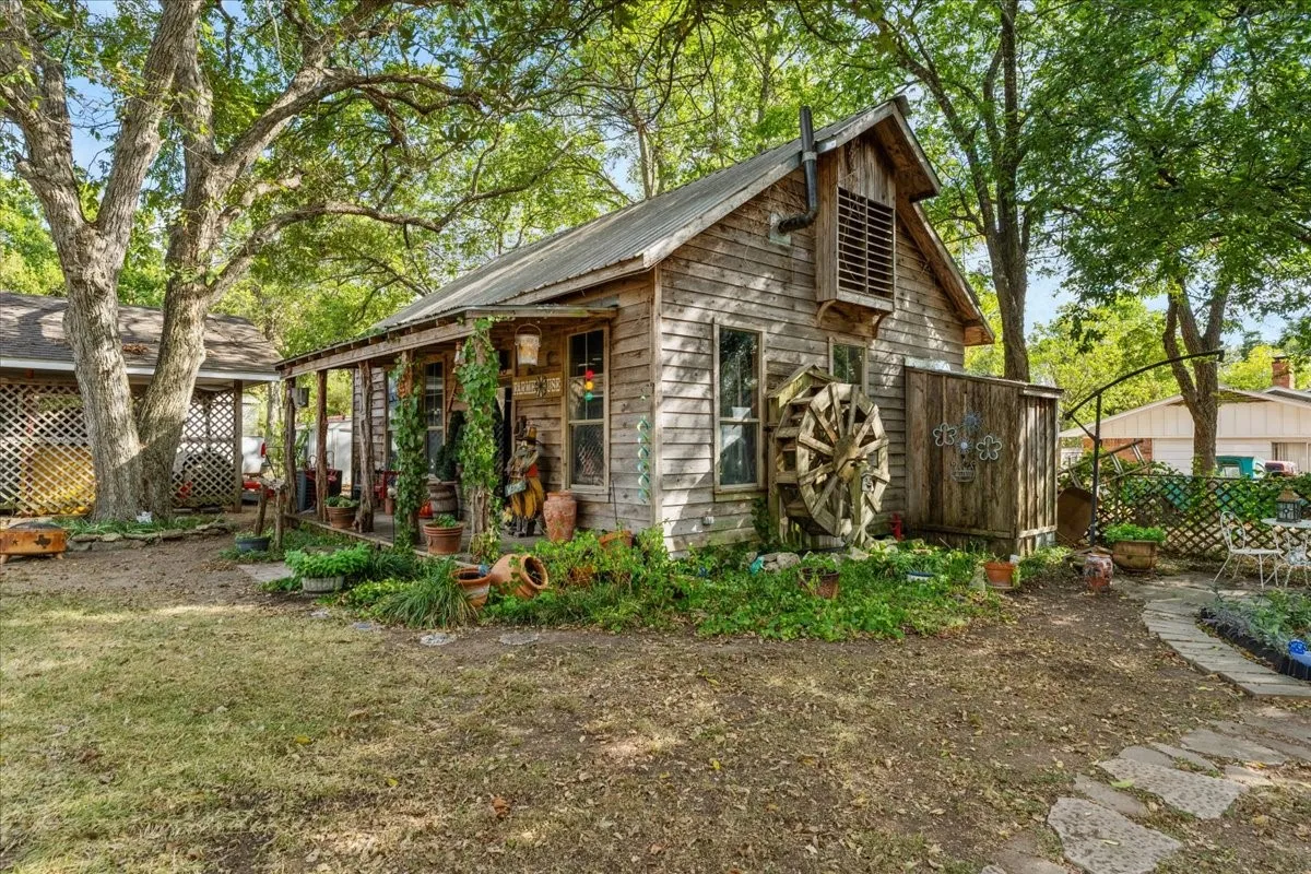 Single Family Residence For Sale in Hill County , 707 N Magnolia Avenue, Hubbard, Texas 76648, 2 Bedroom, 2 Bathroom, 1 Garage spaces, 1,328 Sqft, built in 1910, mls#21386617, Real Estate Agent in Hubbard, Homes For Sale in Hill county, Homes For Sale in Hubbard, Realtor in Hubbard Texas, Real Estate Brokerage Independent Realty Texas, Luminita Cordes Realtor