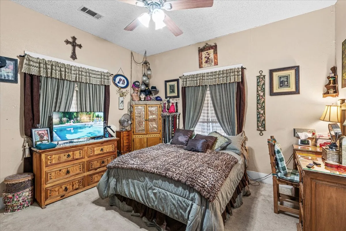 Single Family Residence For Sale in Hill County , 707 N Magnolia Avenue, Hubbard, Texas 76648, 2 Bedroom, 2 Bathroom, 1 Garage spaces, 1,328 Sqft, built in 1910, mls#21386617, Real Estate Agent in Hubbard, Homes For Sale in Hill county, Homes For Sale in Hubbard, Realtor in Hubbard Texas, Real Estate Brokerage Independent Realty Texas, Luminita Cordes Realtor