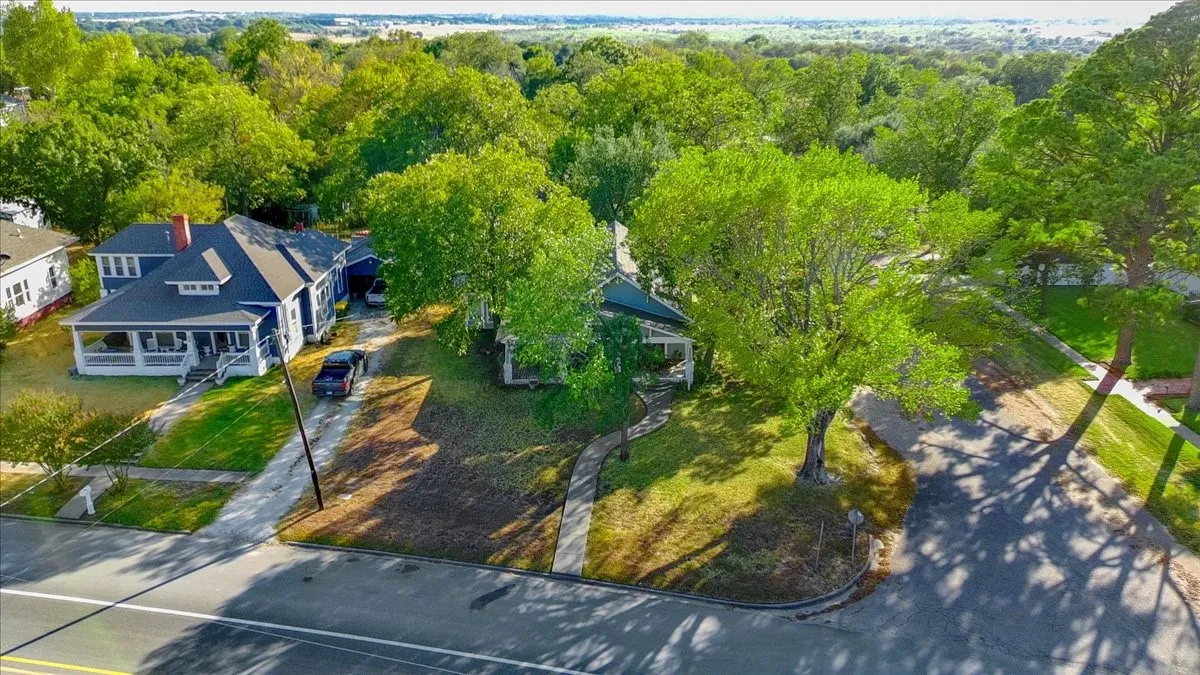 Single Family Residence For Sale in Hill County , 707 N Magnolia Avenue, Hubbard, Texas 76648, 2 Bedroom, 2 Bathroom, 1 Garage spaces, 1,328 Sqft, built in 1910, mls#21386617, Real Estate Agent in Hubbard, Homes For Sale in Hill county, Homes For Sale in Hubbard, Realtor in Hubbard Texas, Real Estate Brokerage Independent Realty Texas, Luminita Cordes Realtor