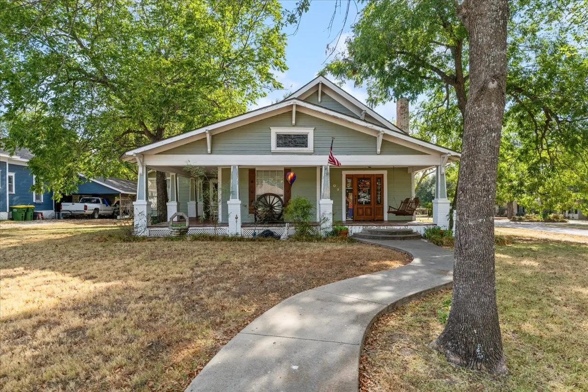 Single Family Residence For Sale in Hill County , 707 N Magnolia Avenue, Hubbard, Texas 76648, 2 Bedroom, 2 Bathroom, 1 Garage spaces, 1,328 Sqft, built in 1910, mls#21386617, Real Estate Agent in Hubbard, Homes For Sale in Hill county, Homes For Sale in Hubbard, Realtor in Hubbard Texas, Real Estate Brokerage Independent Realty Texas, Luminita Cordes Realtor