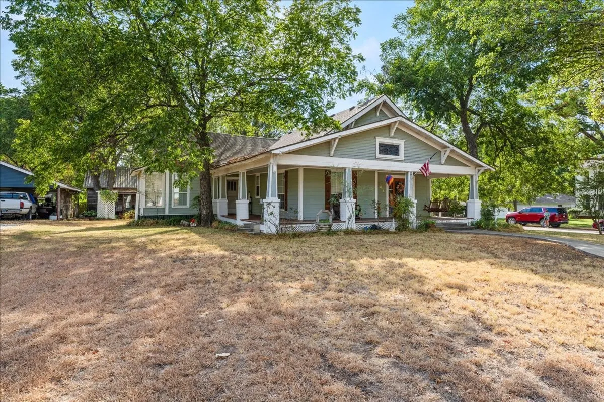 Single Family Residence For Sale in Hill County , 707 N Magnolia Avenue, Hubbard, Texas 76648, 2 Bedroom, 2 Bathroom, 1 Garage spaces, 1,328 Sqft, built in 1910, mls#21386617, Real Estate Agent in Hubbard, Homes For Sale in Hill county, Homes For Sale in Hubbard, Realtor in Hubbard Texas, Real Estate Brokerage Independent Realty Texas, Luminita Cordes Realtor