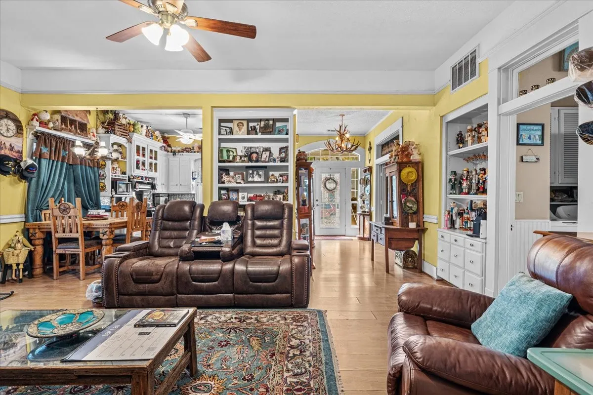Single Family Residence For Sale in Hill County , 707 N Magnolia Avenue, Hubbard, Texas 76648, 2 Bedroom, 2 Bathroom, 1 Garage spaces, 1,328 Sqft, built in 1910, mls#21386617, Real Estate Agent in Hubbard, Homes For Sale in Hill county, Homes For Sale in Hubbard, Realtor in Hubbard Texas, Real Estate Brokerage Independent Realty Texas, Luminita Cordes Realtor