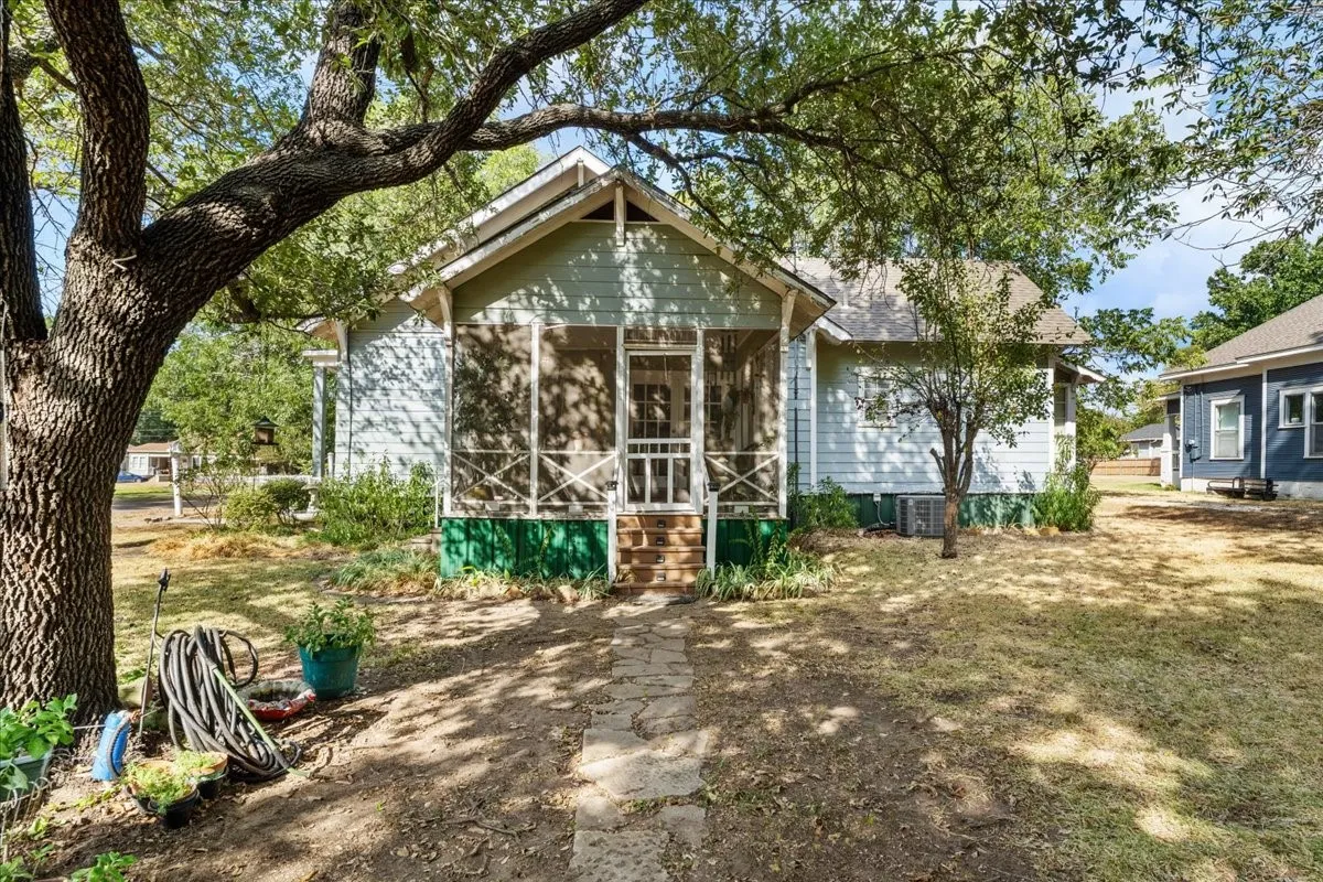 Single Family Residence For Sale in Hill County , 707 N Magnolia Avenue, Hubbard, Texas 76648, 2 Bedroom, 2 Bathroom, 1 Garage spaces, 1,328 Sqft, built in 1910, mls#21386617, Real Estate Agent in Hubbard, Homes For Sale in Hill county, Homes For Sale in Hubbard, Realtor in Hubbard Texas, Real Estate Brokerage Independent Realty Texas, Luminita Cordes Realtor