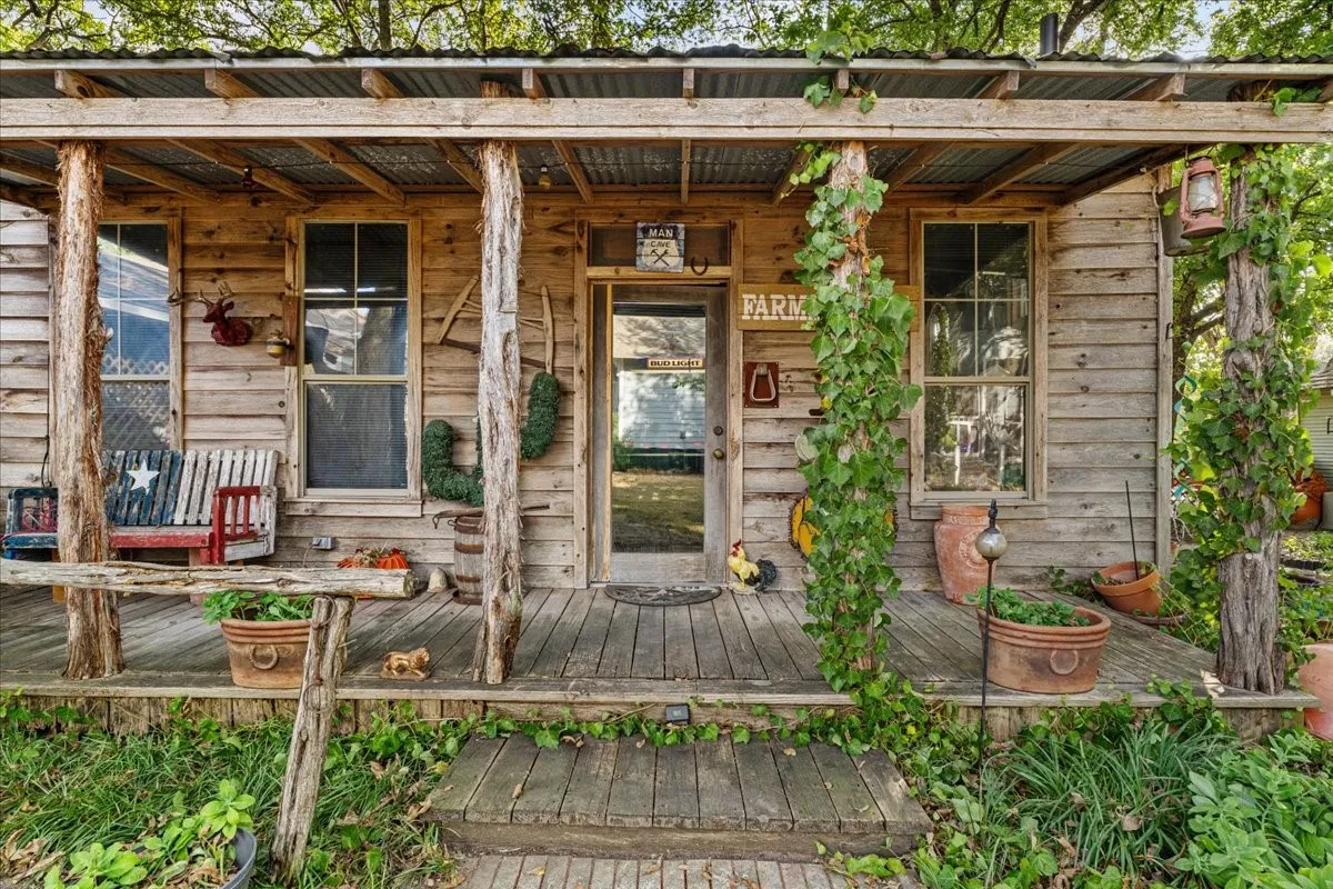 Single Family Residence For Sale in Hill County , 707 N Magnolia Avenue, Hubbard, Texas 76648, 2 Bedroom, 2 Bathroom, 1 Garage spaces, 1,328 Sqft, built in 1910, mls#21386617, Real Estate Agent in Hubbard, Homes For Sale in Hill county, Homes For Sale in Hubbard, Realtor in Hubbard Texas, Real Estate Brokerage Independent Realty Texas, Luminita Cordes Realtor