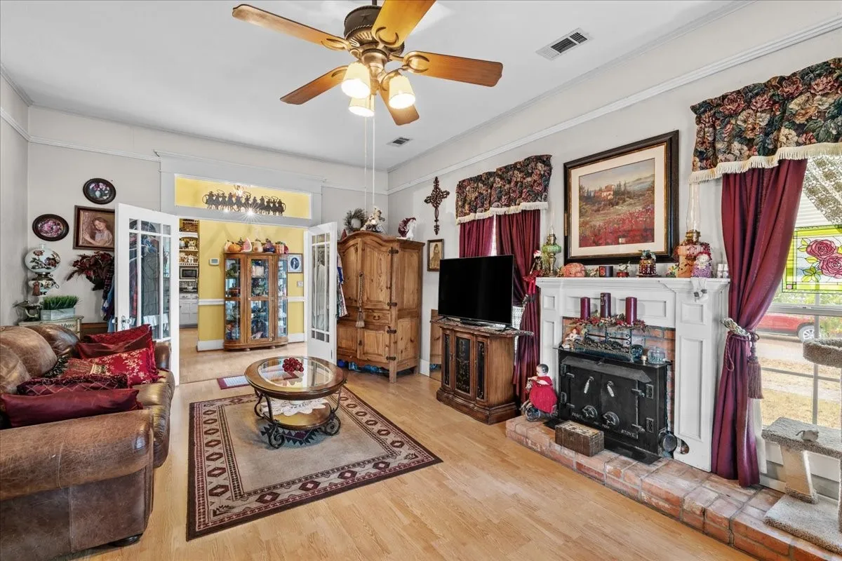 Single Family Residence For Sale in Hill County , 707 N Magnolia Avenue, Hubbard, Texas 76648, 2 Bedroom, 2 Bathroom, 1 Garage spaces, 1,328 Sqft, built in 1910, mls#21386617, Real Estate Agent in Hubbard, Homes For Sale in Hill county, Homes For Sale in Hubbard, Realtor in Hubbard Texas, Real Estate Brokerage Independent Realty Texas, Luminita Cordes Realtor