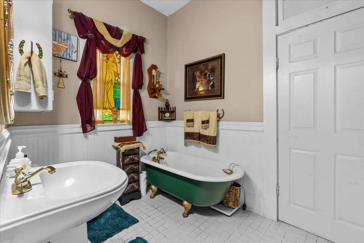 Single Family Residence For Sale in Hill County , 707 N Magnolia Avenue, Hubbard, Texas 76648, 2 Bedroom, 2 Bathroom, 1 Garage spaces, 1,328 Sqft, built in 1910, mls#21386617, Real Estate Agent in Hubbard, Homes For Sale in Hill county, Homes For Sale in Hubbard, Realtor in Hubbard Texas, Real Estate Brokerage Independent Realty Texas, Luminita Cordes Realtor
