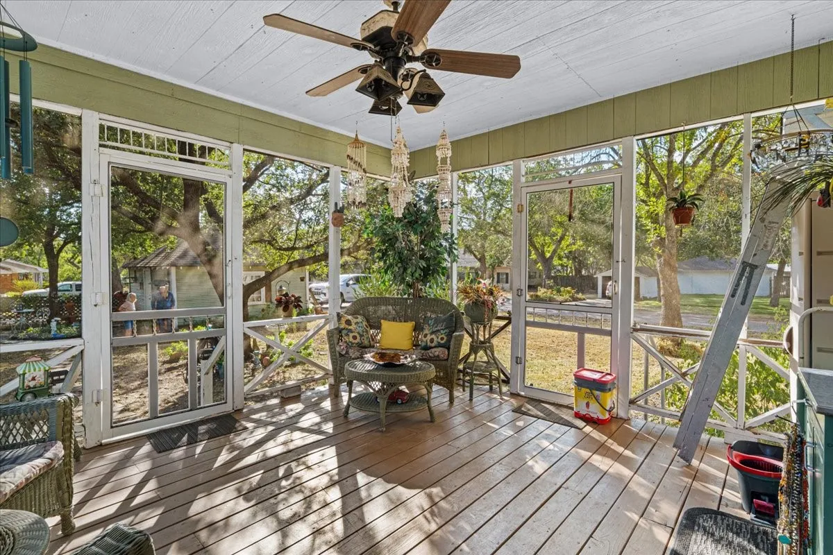 Single Family Residence For Sale in Hill County , 707 N Magnolia Avenue, Hubbard, Texas 76648, 2 Bedroom, 2 Bathroom, 1 Garage spaces, 1,328 Sqft, built in 1910, mls#21386617, Real Estate Agent in Hubbard, Homes For Sale in Hill county, Homes For Sale in Hubbard, Realtor in Hubbard Texas, Real Estate Brokerage Independent Realty Texas, Luminita Cordes Realtor