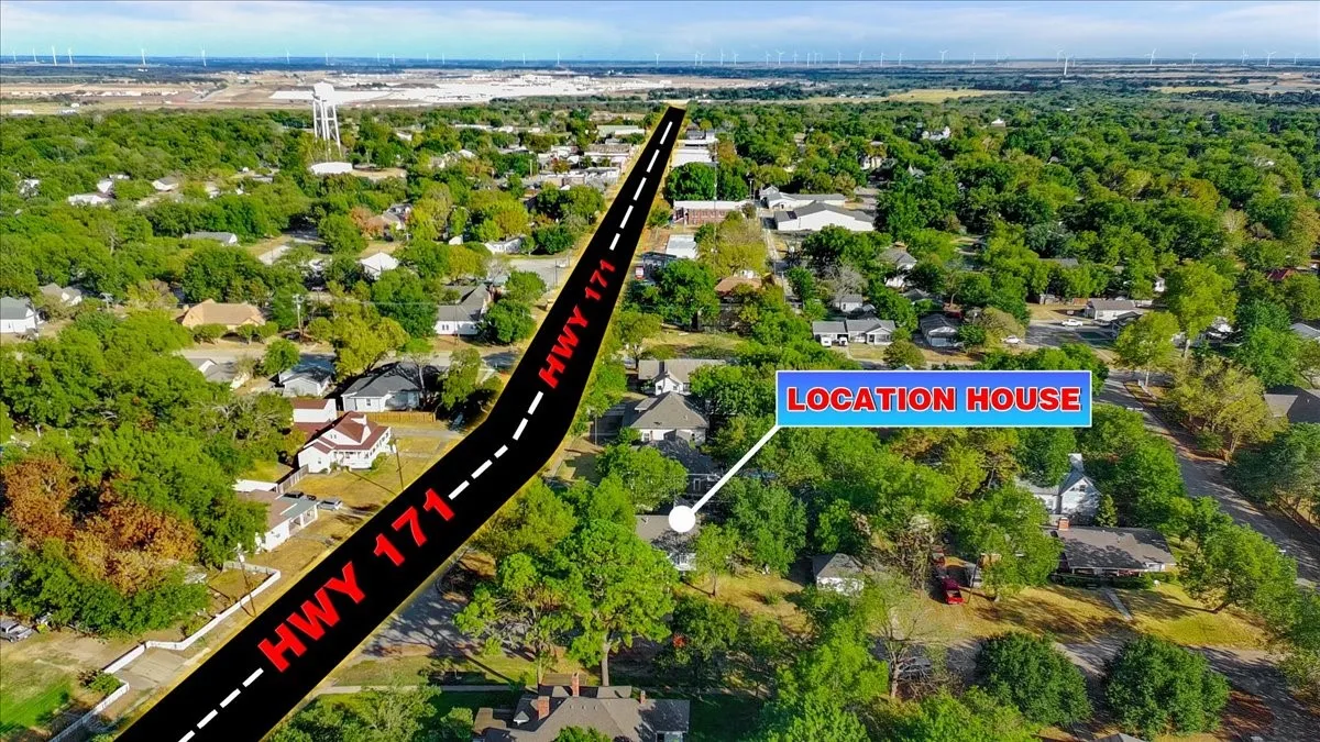 Single Family Residence For Sale in Hill County , 707 N Magnolia Avenue, Hubbard, Texas 76648, 2 Bedroom, 2 Bathroom, 1 Garage spaces, 1,328 Sqft, built in 1910, mls#21386617, Real Estate Agent in Hubbard, Homes For Sale in Hill county, Homes For Sale in Hubbard, Realtor in Hubbard Texas, Real Estate Brokerage Independent Realty Texas, Luminita Cordes Realtor