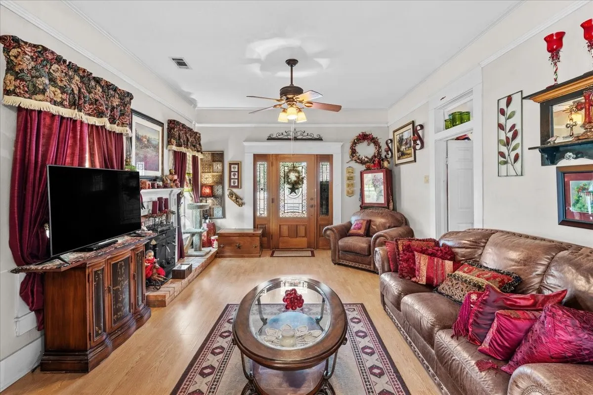 Single Family Residence For Sale in Hill County , 707 N Magnolia Avenue, Hubbard, Texas 76648, 2 Bedroom, 2 Bathroom, 1 Garage spaces, 1,328 Sqft, built in 1910, mls#21386617, Real Estate Agent in Hubbard, Homes For Sale in Hill county, Homes For Sale in Hubbard, Realtor in Hubbard Texas, Real Estate Brokerage Independent Realty Texas, Luminita Cordes Realtor