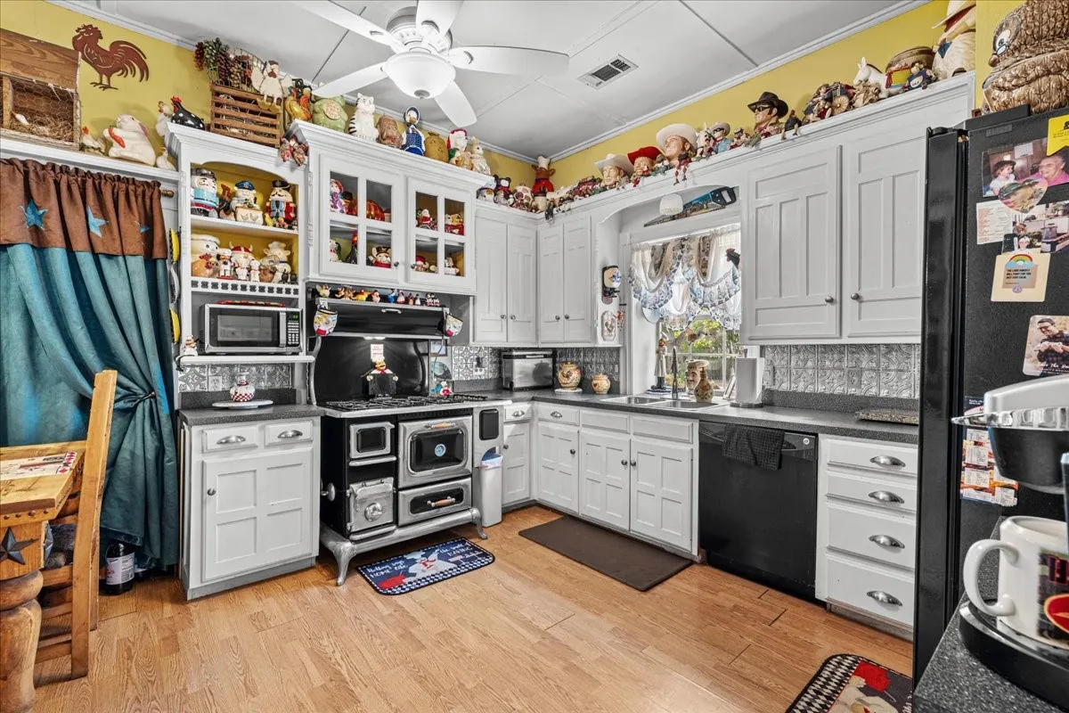 Single Family Residence For Sale in Hill County , 707 N Magnolia Avenue, Hubbard, Texas 76648, 2 Bedroom, 2 Bathroom, 1 Garage spaces, 1,328 Sqft, built in 1910, mls#21386617, Real Estate Agent in Hubbard, Homes For Sale in Hill county, Homes For Sale in Hubbard, Realtor in Hubbard Texas, Real Estate Brokerage Independent Realty Texas, Luminita Cordes Realtor