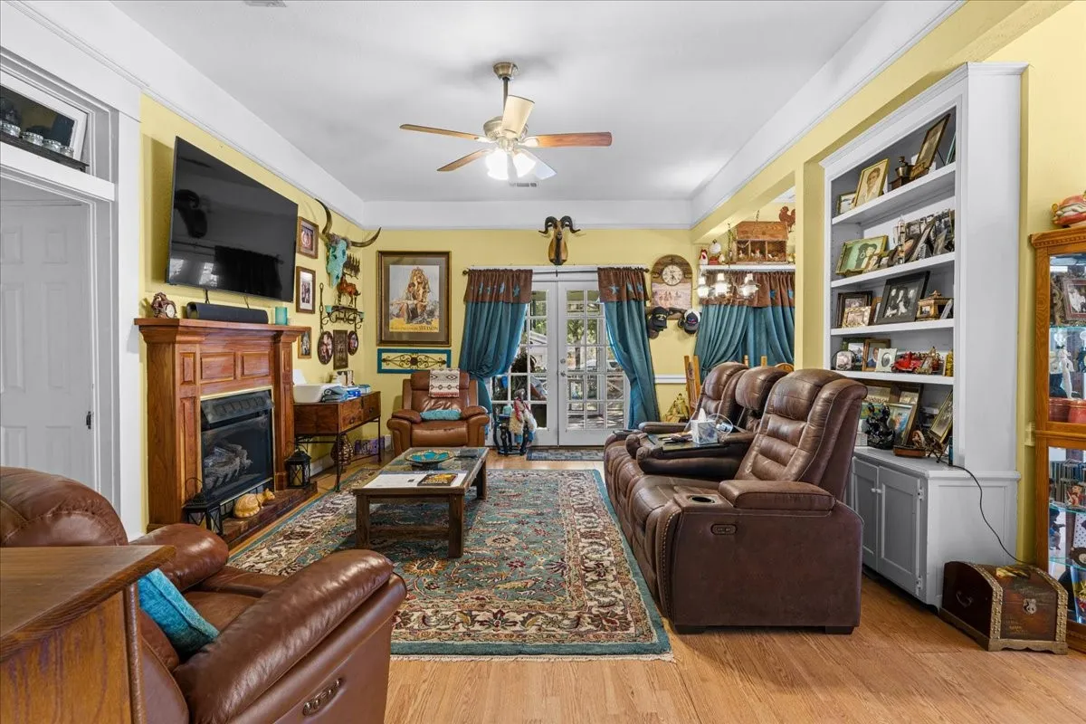 Single Family Residence For Sale in Hill County , 707 N Magnolia Avenue, Hubbard, Texas 76648, 2 Bedroom, 2 Bathroom, 1 Garage spaces, 1,328 Sqft, built in 1910, mls#21386617, Real Estate Agent in Hubbard, Homes For Sale in Hill county, Homes For Sale in Hubbard, Realtor in Hubbard Texas, Real Estate Brokerage Independent Realty Texas, Luminita Cordes Realtor