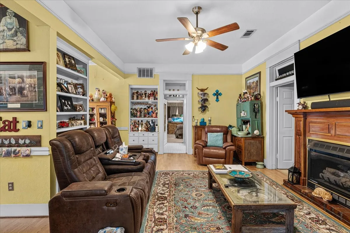 Single Family Residence For Sale in Hill County , 707 N Magnolia Avenue, Hubbard, Texas 76648, 2 Bedroom, 2 Bathroom, 1 Garage spaces, 1,328 Sqft, built in 1910, mls#21386617, Real Estate Agent in Hubbard, Homes For Sale in Hill county, Homes For Sale in Hubbard, Realtor in Hubbard Texas, Real Estate Brokerage Independent Realty Texas, Luminita Cordes Realtor