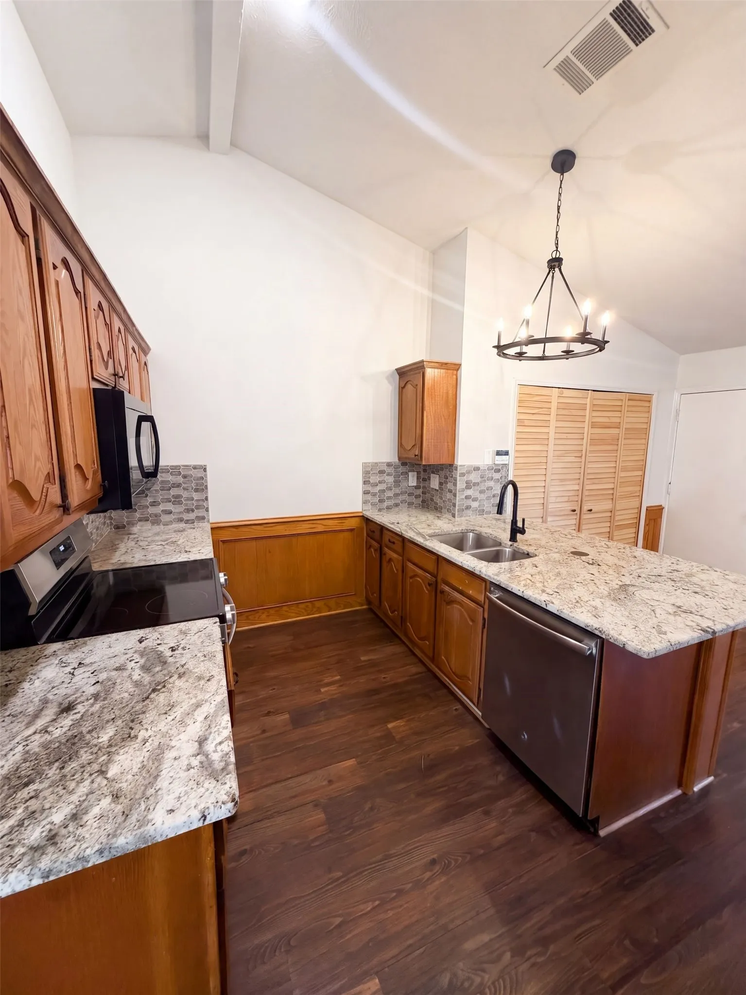Single Family Residence For Sale in Denton County , 6808 Younger Drive, The Colony, Texas 75056, 3 Bedroom, 2 Bathroom, 2 Garage spaces, 1,575 Sqft, built in 1985, mls#21386642, Real Estate Agent in The Colony, Homes For Sale in Denton county, Homes For Sale in The Colony, Realtor in The Colony Texas, Real Estate Brokerage Independent Realty Texas, Luminita Cordes Realtor