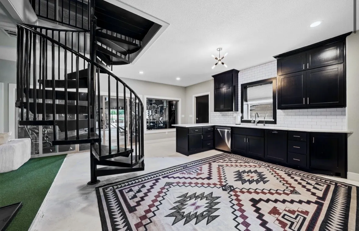 Secondary structure full kitchen with pantry