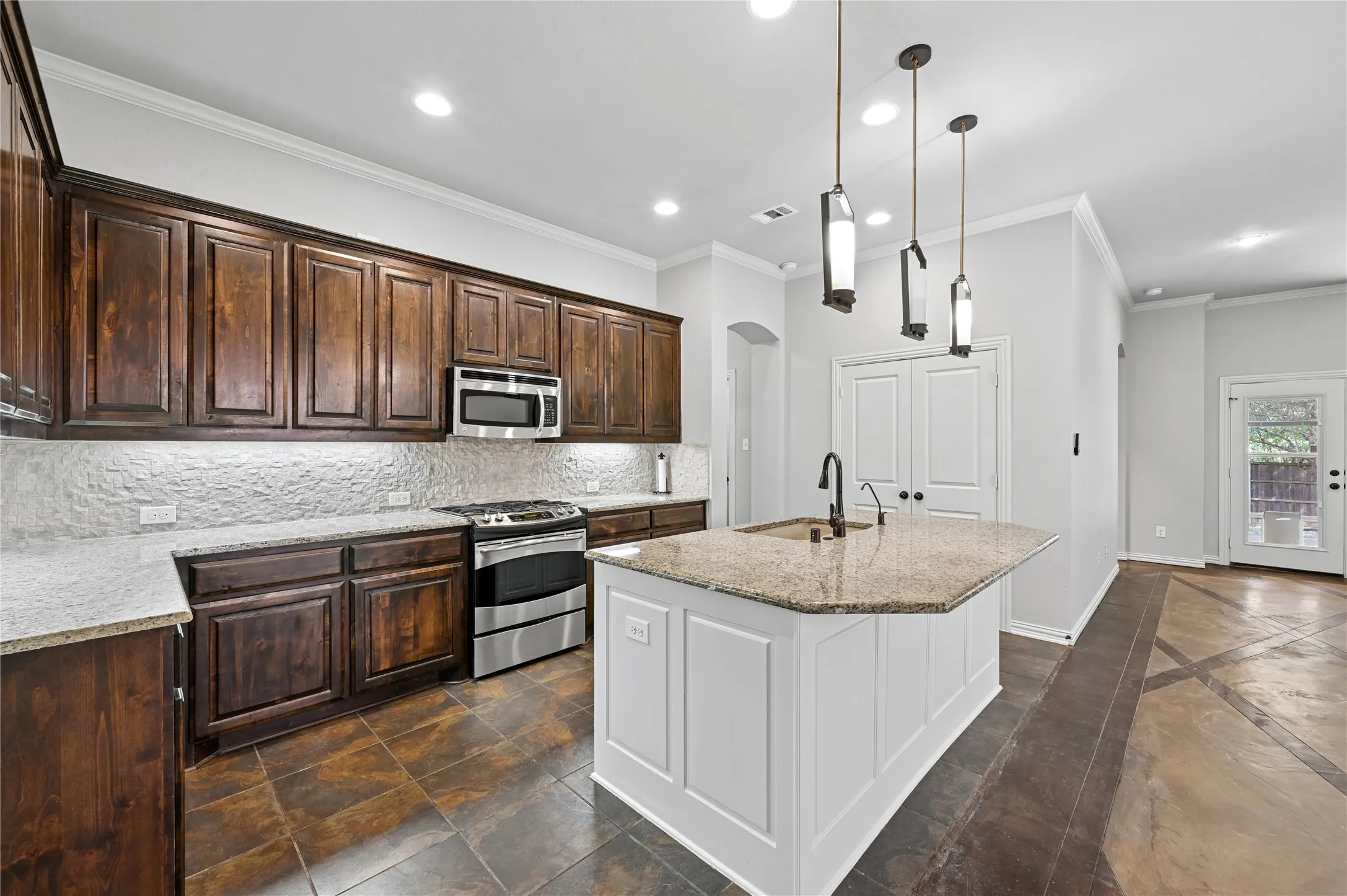 Single Family Residence For Sale in Dallas County , 6918 Belteau Lane, Dallas, Texas 75227, 3 Bedroom, 2 Bathroom, 2 Garage spaces, 2,008 Sqft, built in 2012, mls#21386637, Real Estate Agent in Dallas, Homes For Sale in Dallas county, Homes For Sale in Dallas, Realtor in Dallas Texas, Real Estate Brokerage Independent Realty Texas, Luminita Cordes Realtor