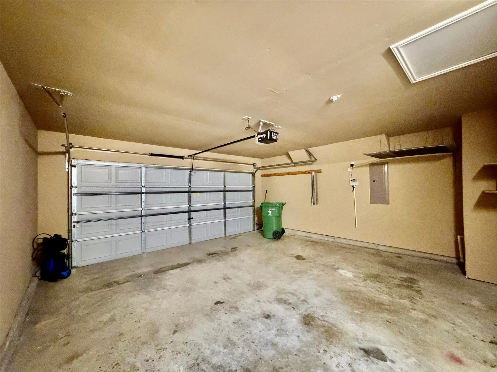 Single Family Residence For Rent in Tarrant County , 8107 Stowe Springs Lane, Arlington, Texas 76002, 3 Bedroom, 2 Bathroom, 2 Garage spaces, 1,673 Sqft, built in 2007, mls#21386598, Real Estate Agent in Arlington, Homes For Rent in Tarrant county, Homes For Rent in Arlington, Realtor in Arlington Texas, Real Estate Brokerage Independent Realty Texas, Luminita Cordes Realtor