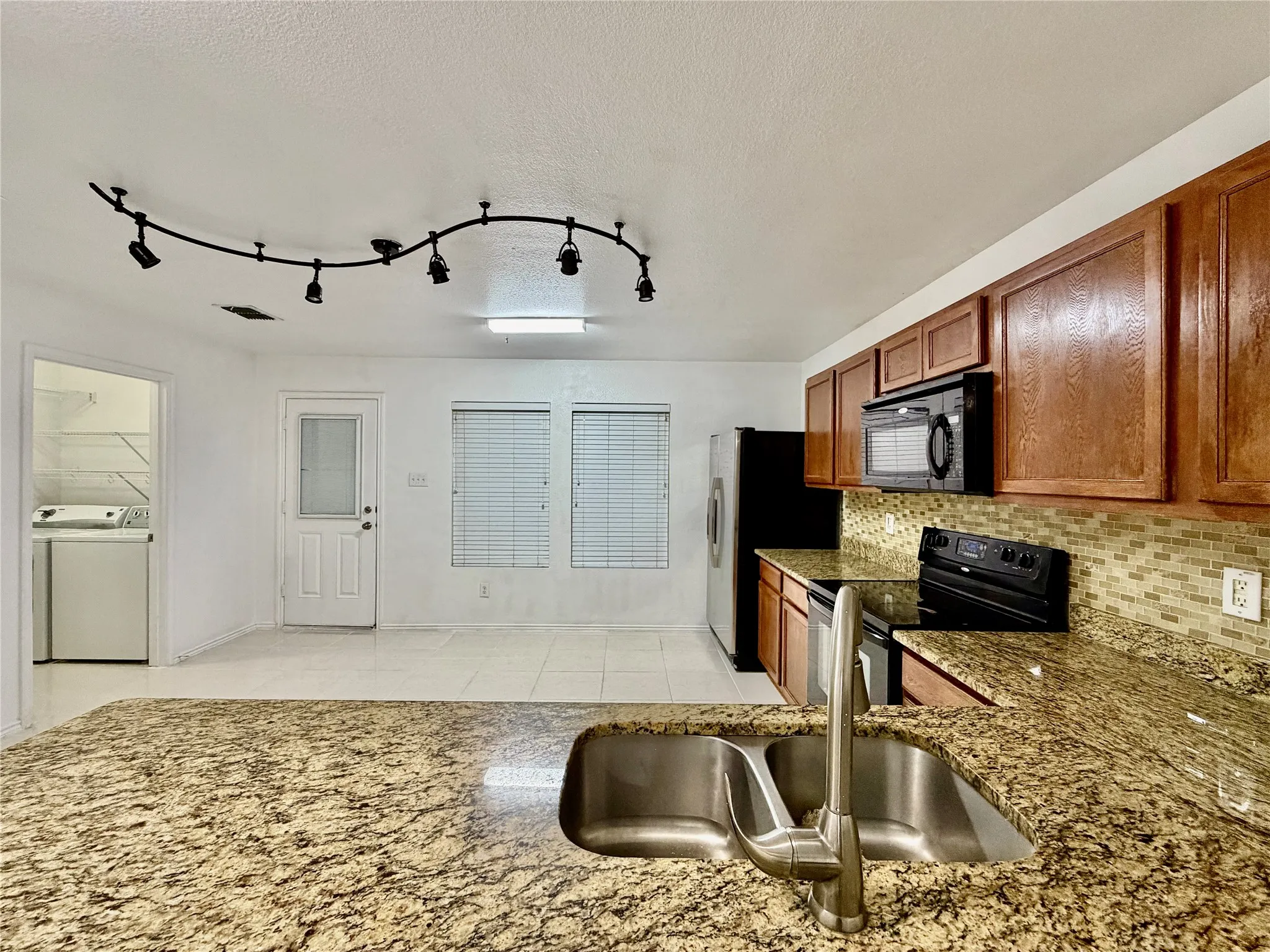 Single Family Residence For Rent in Tarrant County , 8107 Stowe Springs Lane, Arlington, Texas 76002, 3 Bedroom, 2 Bathroom, 2 Garage spaces, 1,673 Sqft, built in 2007, mls#21386598, Real Estate Agent in Arlington, Homes For Rent in Tarrant county, Homes For Rent in Arlington, Realtor in Arlington Texas, Real Estate Brokerage Independent Realty Texas, Luminita Cordes Realtor