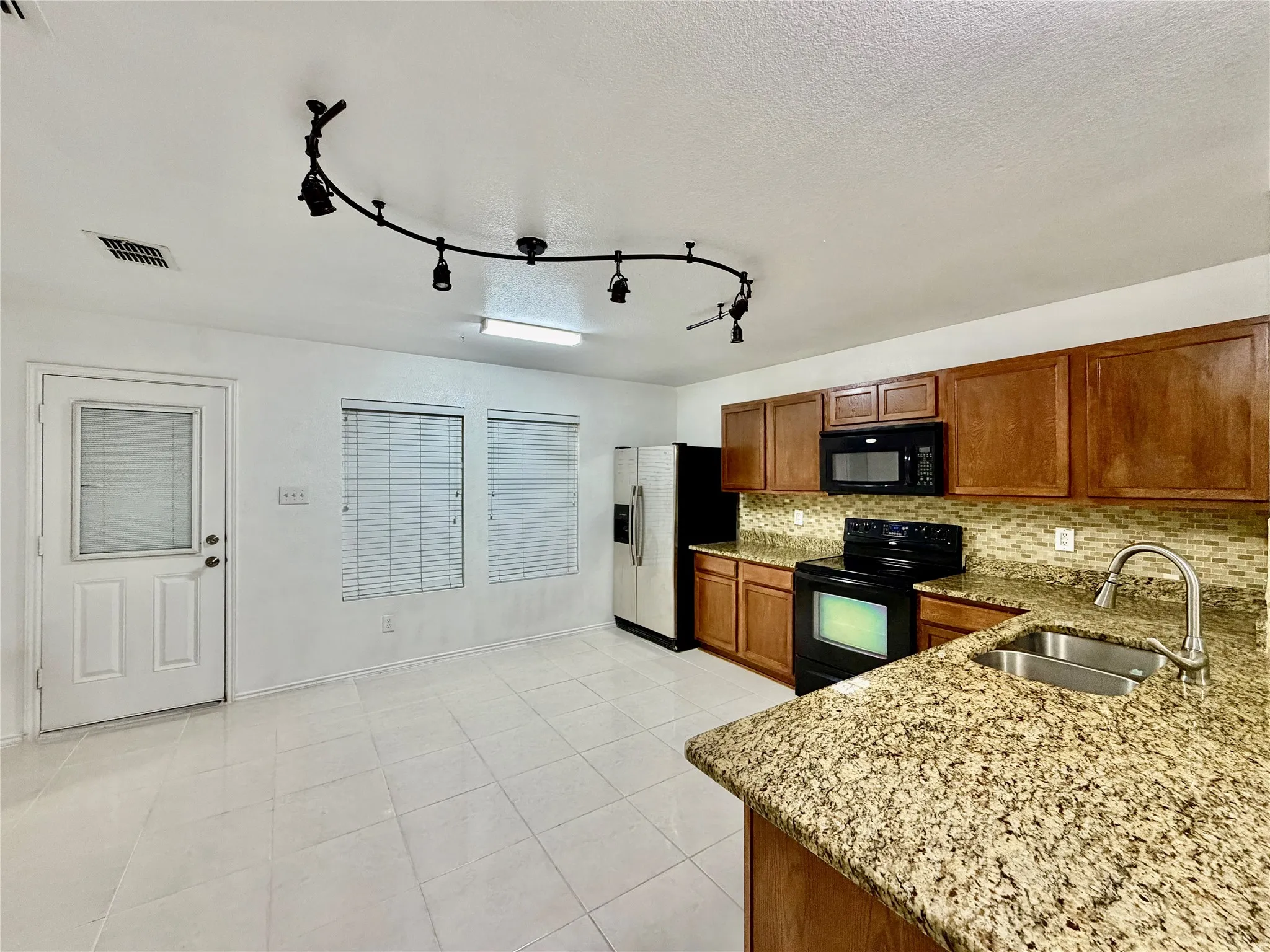 Single Family Residence For Rent in Tarrant County , 8107 Stowe Springs Lane, Arlington, Texas 76002, 3 Bedroom, 2 Bathroom, 2 Garage spaces, 1,673 Sqft, built in 2007, mls#21386598, Real Estate Agent in Arlington, Homes For Rent in Tarrant county, Homes For Rent in Arlington, Realtor in Arlington Texas, Real Estate Brokerage Independent Realty Texas, Luminita Cordes Realtor