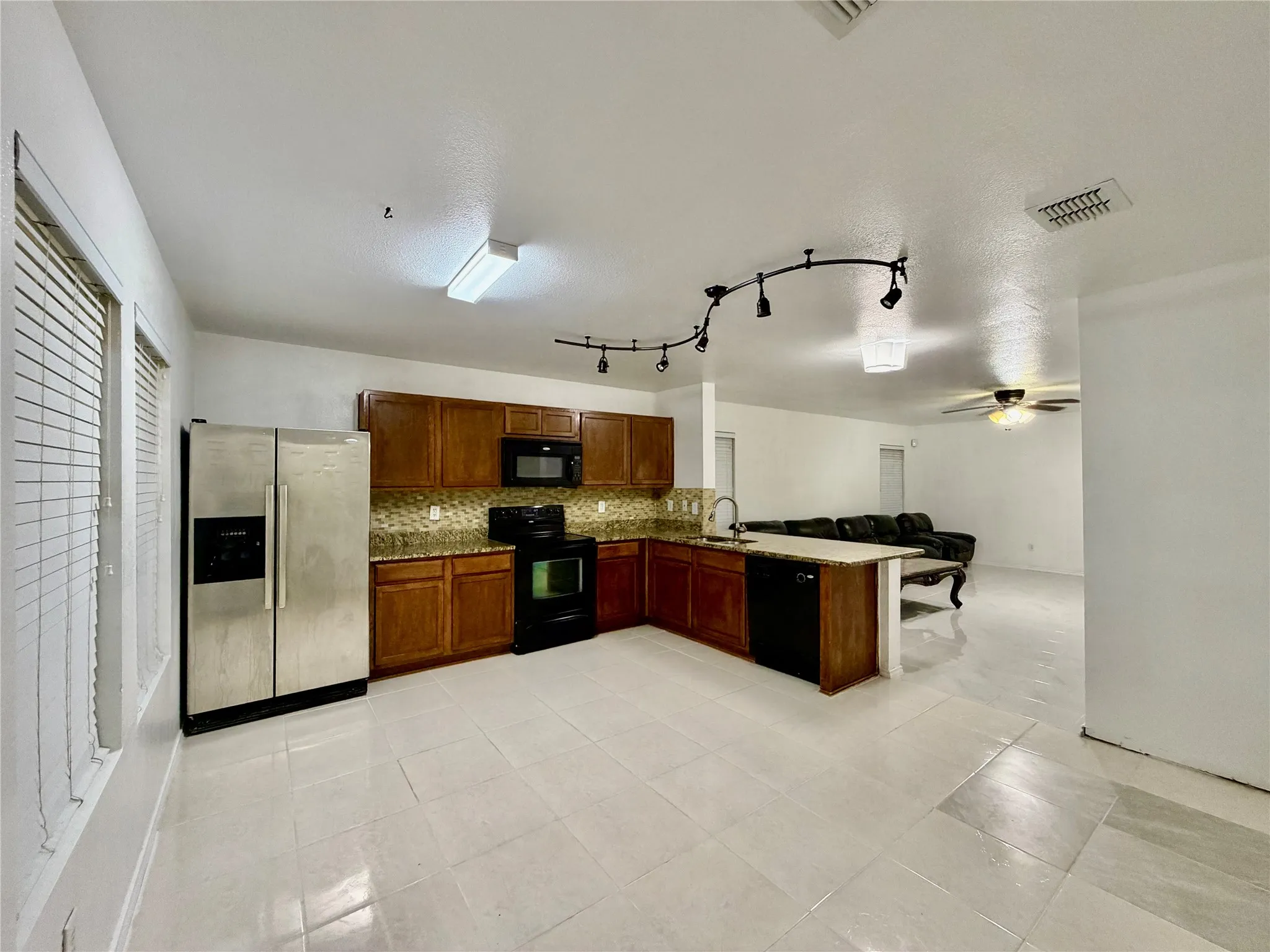Single Family Residence For Rent in Tarrant County , 8107 Stowe Springs Lane, Arlington, Texas 76002, 3 Bedroom, 2 Bathroom, 2 Garage spaces, 1,673 Sqft, built in 2007, mls#21386598, Real Estate Agent in Arlington, Homes For Rent in Tarrant county, Homes For Rent in Arlington, Realtor in Arlington Texas, Real Estate Brokerage Independent Realty Texas, Luminita Cordes Realtor