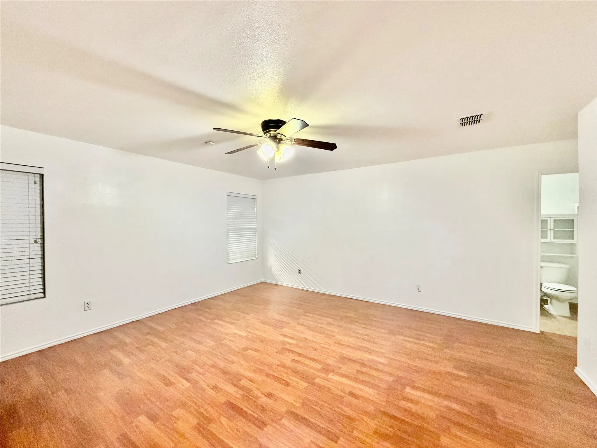 Single Family Residence For Rent in Tarrant County , 8107 Stowe Springs Lane, Arlington, Texas 76002, 3 Bedroom, 2 Bathroom, 2 Garage spaces, 1,673 Sqft, built in 2007, mls#21386598, Real Estate Agent in Arlington, Homes For Rent in Tarrant county, Homes For Rent in Arlington, Realtor in Arlington Texas, Real Estate Brokerage Independent Realty Texas, Luminita Cordes Realtor
