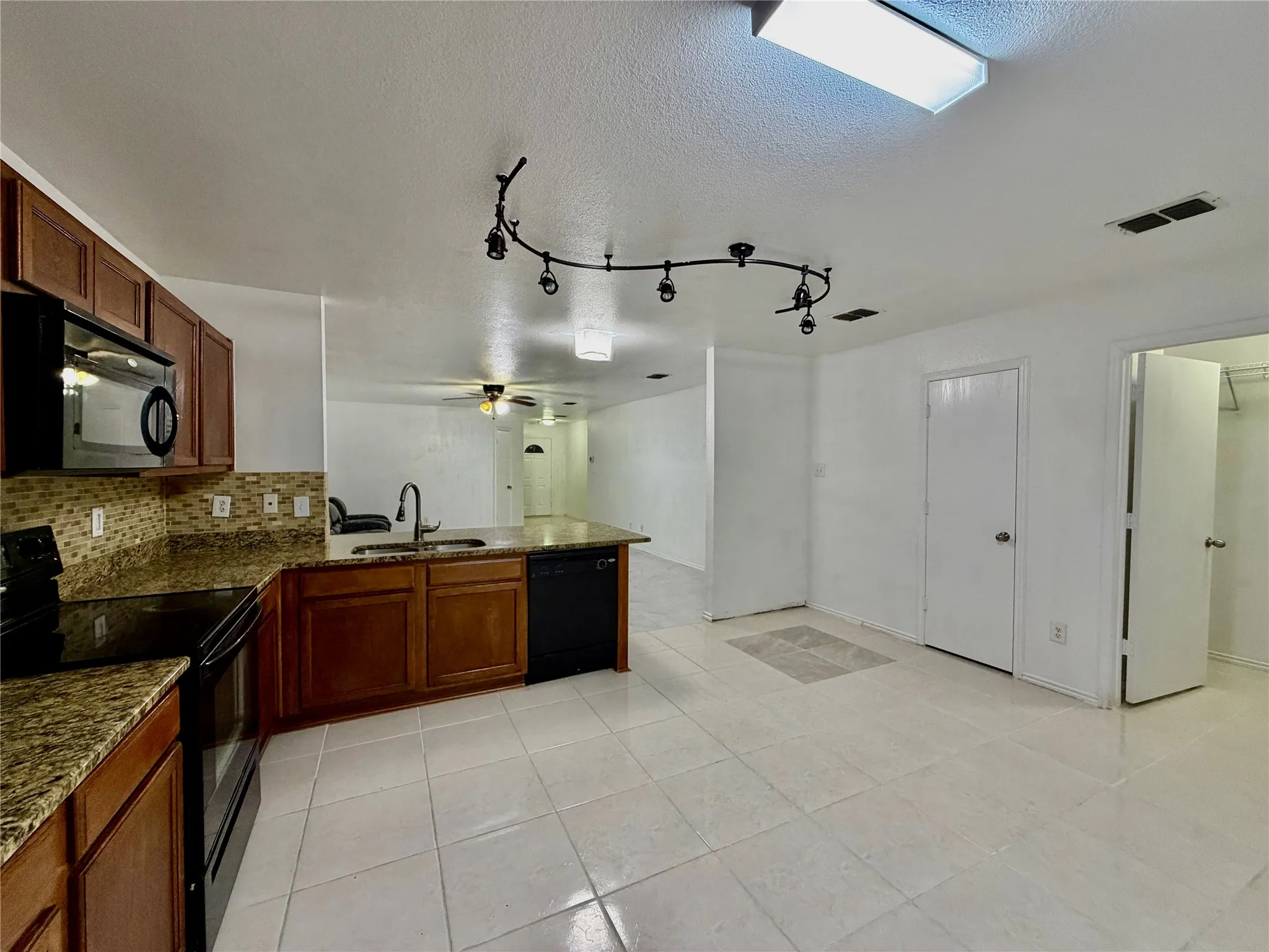 Single Family Residence For Rent in Tarrant County , 8107 Stowe Springs Lane, Arlington, Texas 76002, 3 Bedroom, 2 Bathroom, 2 Garage spaces, 1,673 Sqft, built in 2007, mls#21386598, Real Estate Agent in Arlington, Homes For Rent in Tarrant county, Homes For Rent in Arlington, Realtor in Arlington Texas, Real Estate Brokerage Independent Realty Texas, Luminita Cordes Realtor