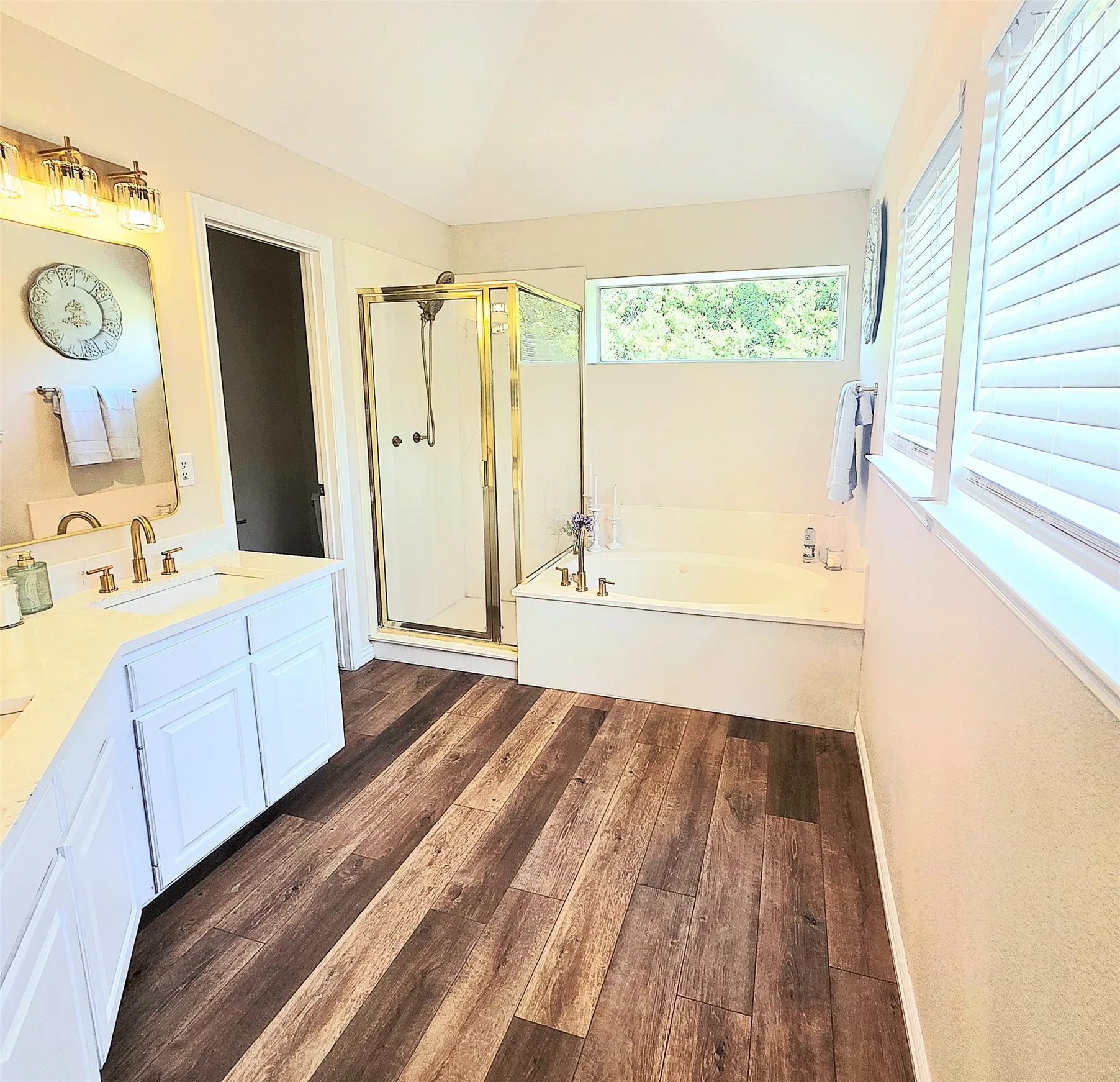 And the Glam goes on with a gold-finish enclosed shower, and separate jetted tub with gold-finish fixtures