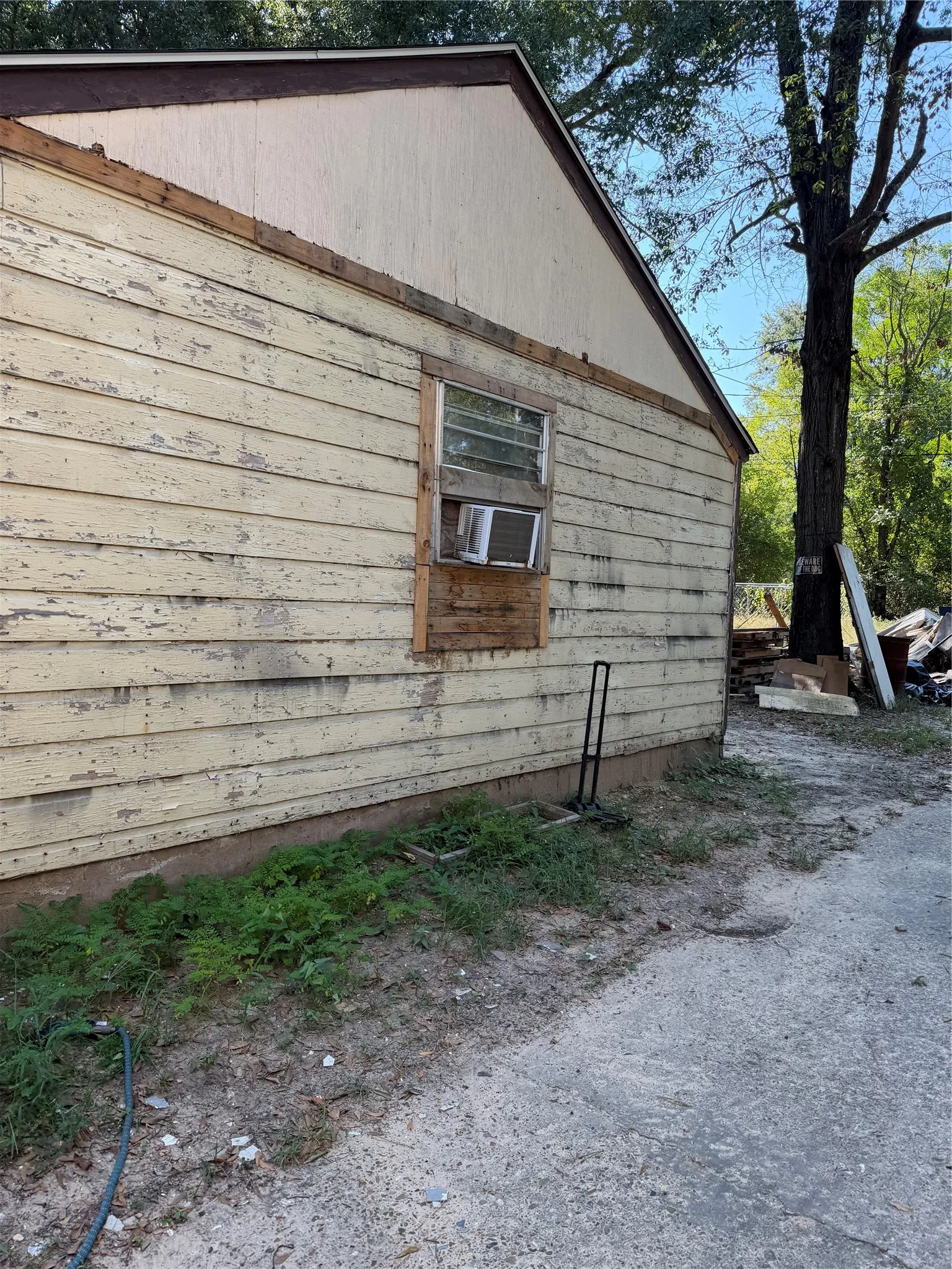 Single Family Residence For Sale in Bowie County , 507 Blanton Avenue, Texarkana, Texas 75501, 3 Bedroom, 1 Bathroom, Garage spaces, 1,058 Sqft, built in 1965, mls#21386670, Real Estate Agent in Texarkana, Homes For Sale in Bowie county, Homes For Sale in Texarkana, Realtor in Texarkana Texas, Real Estate Brokerage Independent Realty Texas, Luminita Cordes Realtor