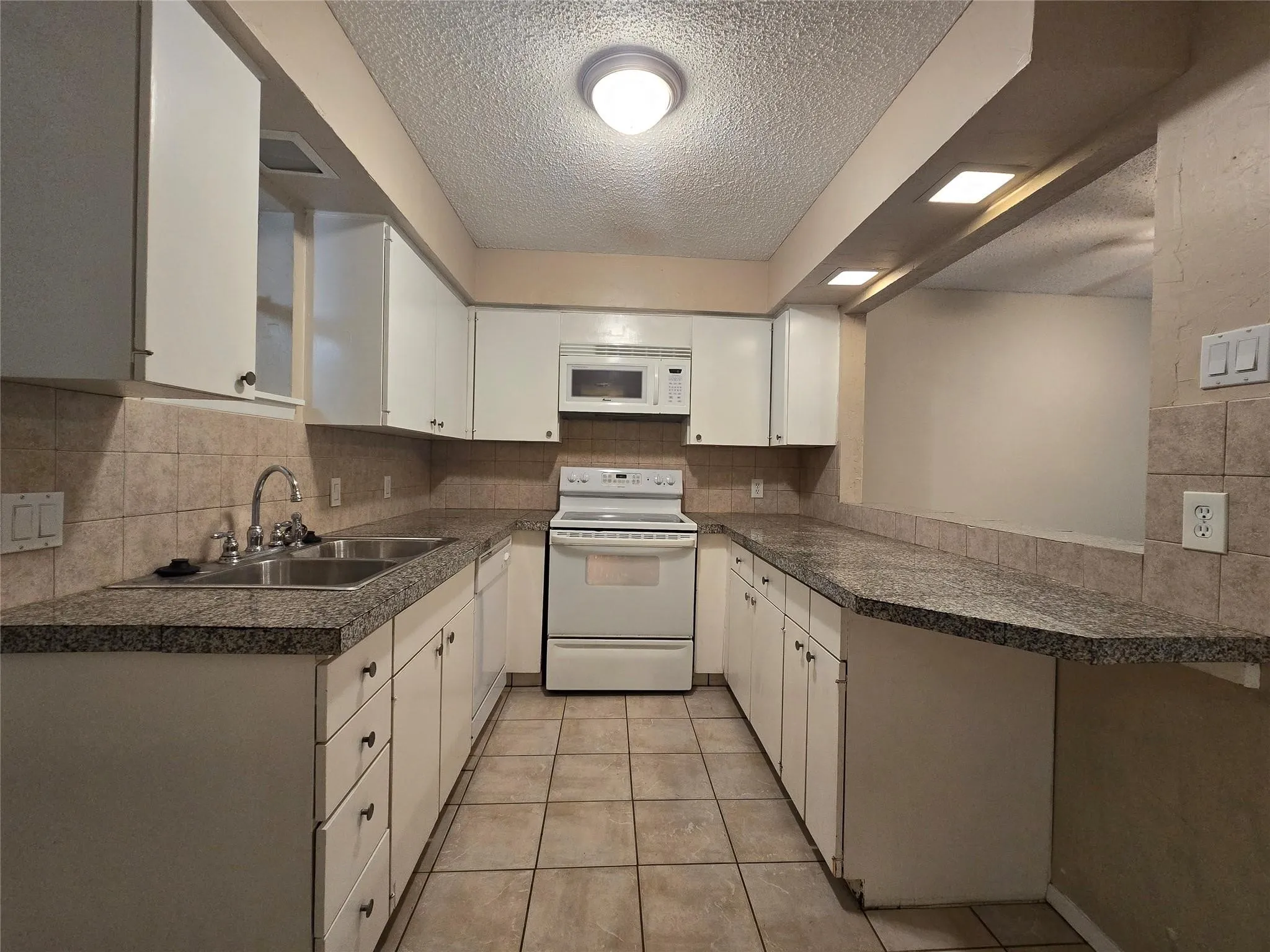 Duplex For Rent in Tarrant County , 2223 Viewtop Lane A, Arlington, Texas 76012, 1 Bedroom, 2 Bathroom, Garage spaces, 800 Sqft, built in 1970, mls#21382673, Real Estate Agent in Arlington, Homes For Rent in Tarrant county, Homes For Rent in Arlington, Realtor in Arlington Texas, Real Estate Brokerage Independent Realty Texas, Luminita Cordes Realtor