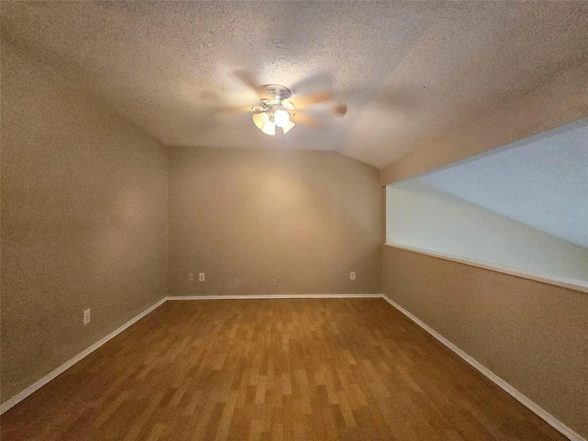 Duplex For Rent in Tarrant County , 2223 Viewtop Lane A, Arlington, Texas 76012, 1 Bedroom, 2 Bathroom, Garage spaces, 800 Sqft, built in 1970, mls#21382673, Real Estate Agent in Arlington, Homes For Rent in Tarrant county, Homes For Rent in Arlington, Realtor in Arlington Texas, Real Estate Brokerage Independent Realty Texas, Luminita Cordes Realtor