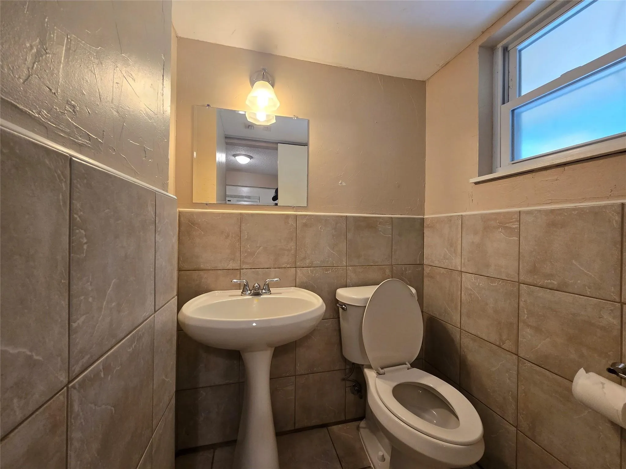Duplex For Rent in Tarrant County , 2223 Viewtop Lane A, Arlington, Texas 76012, 1 Bedroom, 2 Bathroom, Garage spaces, 800 Sqft, built in 1970, mls#21382673, Real Estate Agent in Arlington, Homes For Rent in Tarrant county, Homes For Rent in Arlington, Realtor in Arlington Texas, Real Estate Brokerage Independent Realty Texas, Luminita Cordes Realtor