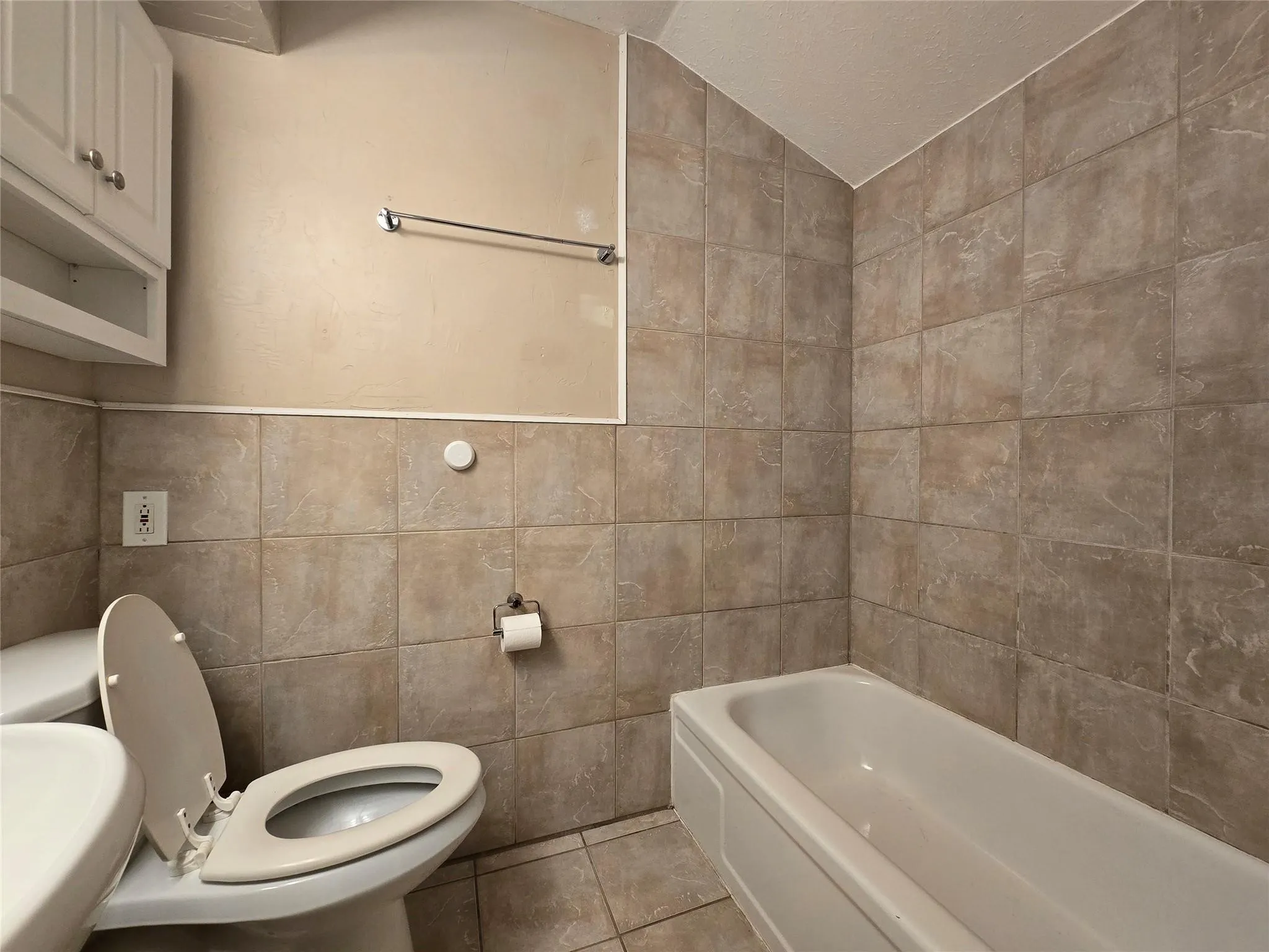 Duplex For Rent in Tarrant County , 2223 Viewtop Lane A, Arlington, Texas 76012, 1 Bedroom, 2 Bathroom, Garage spaces, 800 Sqft, built in 1970, mls#21382673, Real Estate Agent in Arlington, Homes For Rent in Tarrant county, Homes For Rent in Arlington, Realtor in Arlington Texas, Real Estate Brokerage Independent Realty Texas, Luminita Cordes Realtor