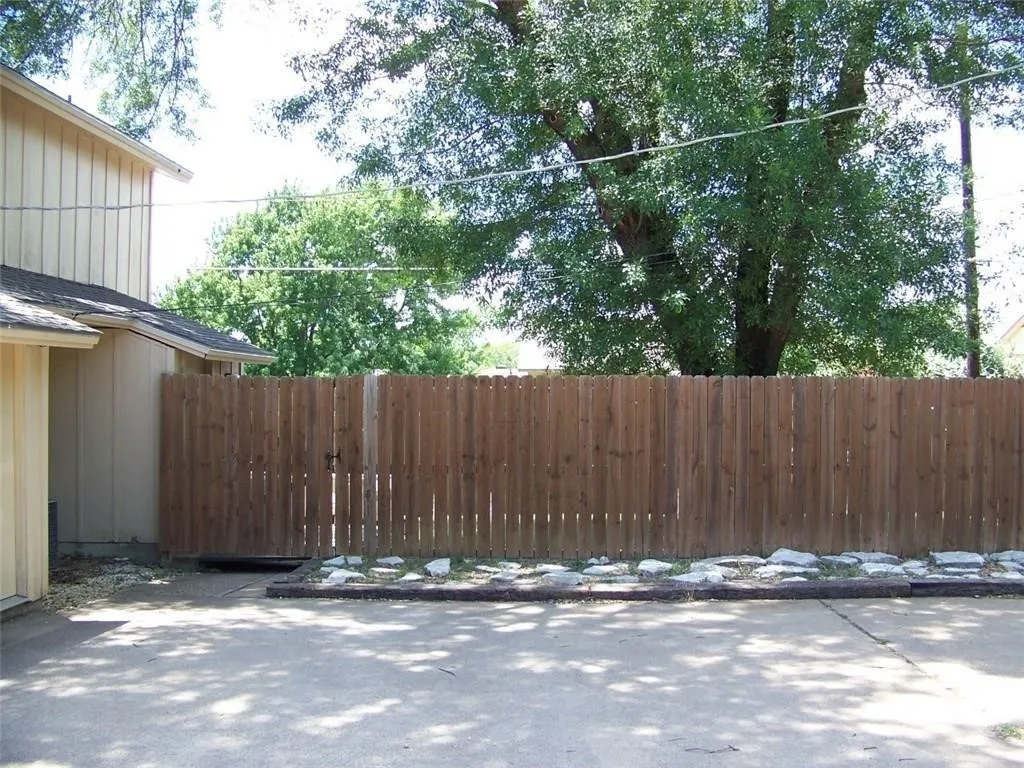 Duplex For Rent in Tarrant County , 2223 Viewtop Lane A, Arlington, Texas 76012, 1 Bedroom, 2 Bathroom, Garage spaces, 800 Sqft, built in 1970, mls#21382673, Real Estate Agent in Arlington, Homes For Rent in Tarrant county, Homes For Rent in Arlington, Realtor in Arlington Texas, Real Estate Brokerage Independent Realty Texas, Luminita Cordes Realtor