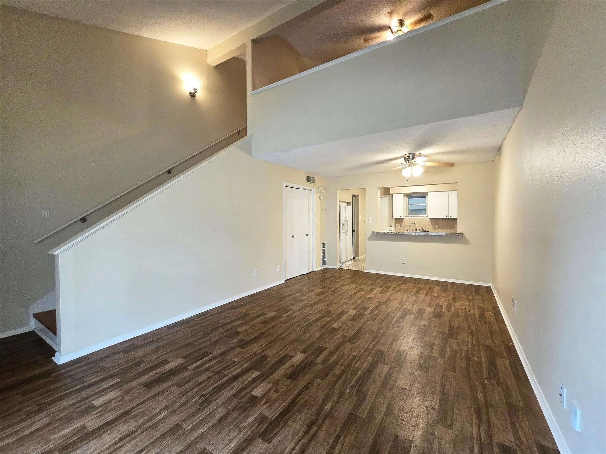Duplex For Rent in Tarrant County , 2223 Viewtop Lane A, Arlington, Texas 76012, 1 Bedroom, 2 Bathroom, Garage spaces, 800 Sqft, built in 1970, mls#21382673, Real Estate Agent in Arlington, Homes For Rent in Tarrant county, Homes For Rent in Arlington, Realtor in Arlington Texas, Real Estate Brokerage Independent Realty Texas, Luminita Cordes Realtor