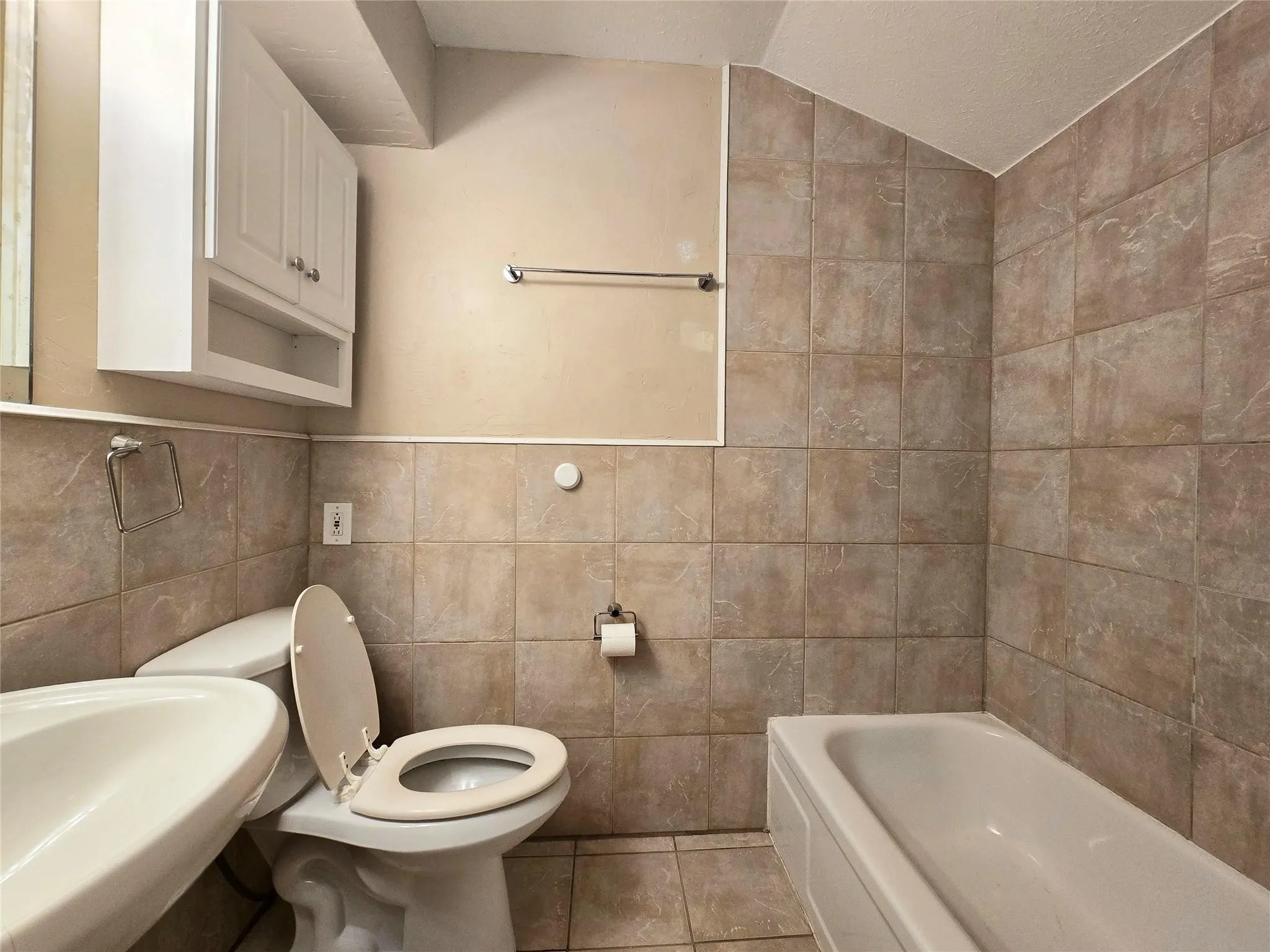 Duplex For Rent in Tarrant County , 2223 Viewtop Lane A, Arlington, Texas 76012, 1 Bedroom, 2 Bathroom, Garage spaces, 800 Sqft, built in 1970, mls#21382673, Real Estate Agent in Arlington, Homes For Rent in Tarrant county, Homes For Rent in Arlington, Realtor in Arlington Texas, Real Estate Brokerage Independent Realty Texas, Luminita Cordes Realtor