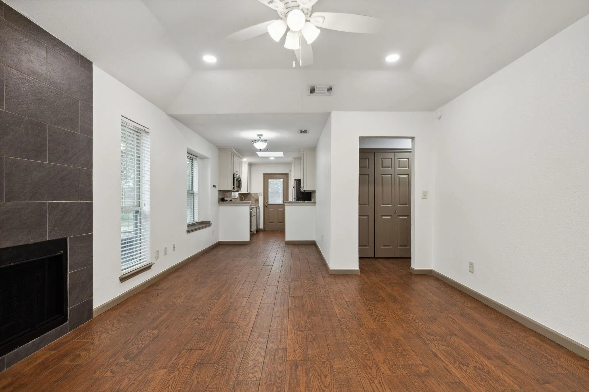 Duplex For Rent in Tarrant County , 414 Bluegrass Lane, Euless, Texas 76039, 2 Bedroom, 1 Bathroom, Garage spaces, 990 Sqft, built in 1981, mls#21343554, Real Estate Agent in Euless, Homes For Rent in Tarrant county, Homes For Rent in Euless, Realtor in Euless Texas, Real Estate Brokerage Independent Realty Texas, Luminita Cordes Realtor