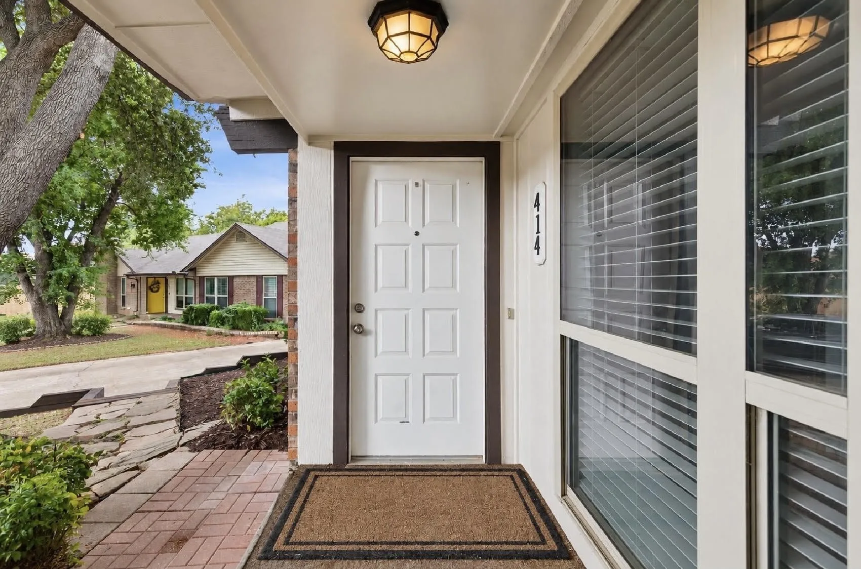 Duplex For Rent in Tarrant County , 414 Bluegrass Lane, Euless, Texas 76039, 2 Bedroom, 1 Bathroom, Garage spaces, 990 Sqft, built in 1981, mls#21343554, Real Estate Agent in Euless, Homes For Rent in Tarrant county, Homes For Rent in Euless, Realtor in Euless Texas, Real Estate Brokerage Independent Realty Texas, Luminita Cordes Realtor