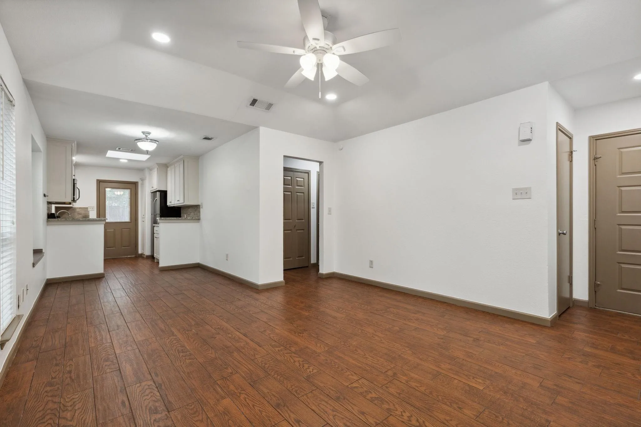 Duplex For Rent in Tarrant County , 414 Bluegrass Lane, Euless, Texas 76039, 2 Bedroom, 1 Bathroom, Garage spaces, 990 Sqft, built in 1981, mls#21343554, Real Estate Agent in Euless, Homes For Rent in Tarrant county, Homes For Rent in Euless, Realtor in Euless Texas, Real Estate Brokerage Independent Realty Texas, Luminita Cordes Realtor